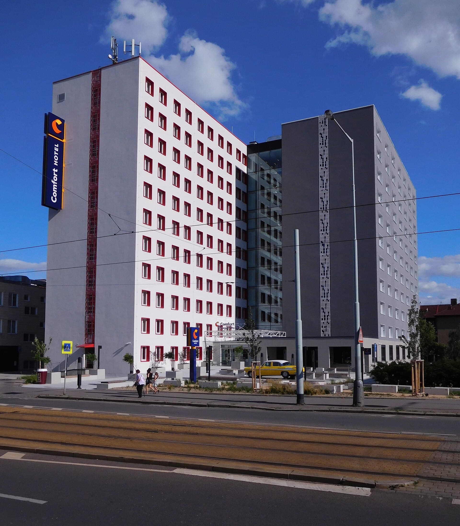 COMFORT HOTEL Prague City East (via Wikimedia Commons, CC BY-SA 3.0)