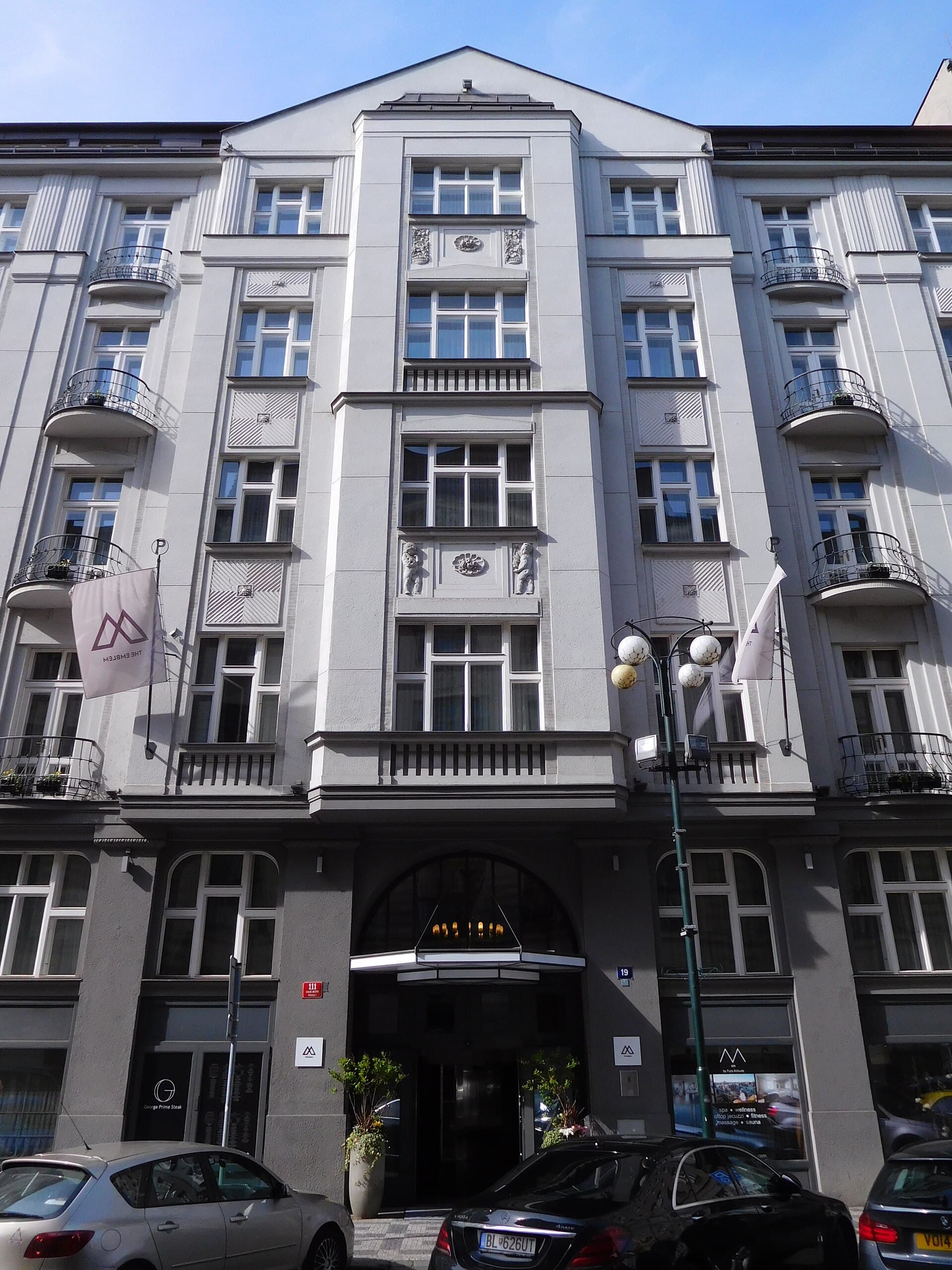 The Emblem Hotel (via Wikimedia Commons, CC BY-SA 3.0)