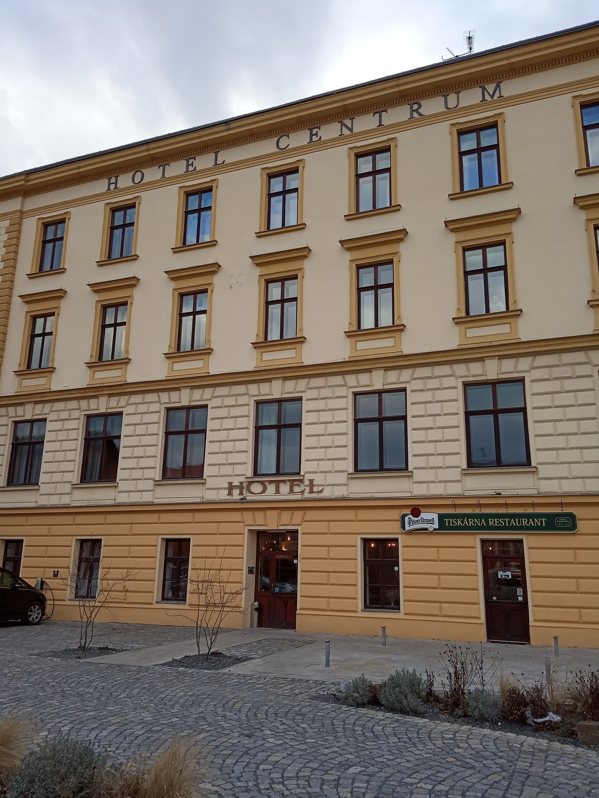 Hotel Centrum (via Wikimedia Commons, CC BY-SA 3.0)