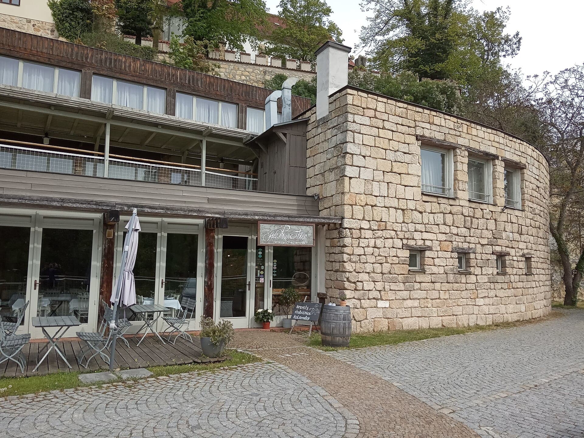 Hotel La Romantica (via Wikimedia Commons, CC BY-SA 3.0)