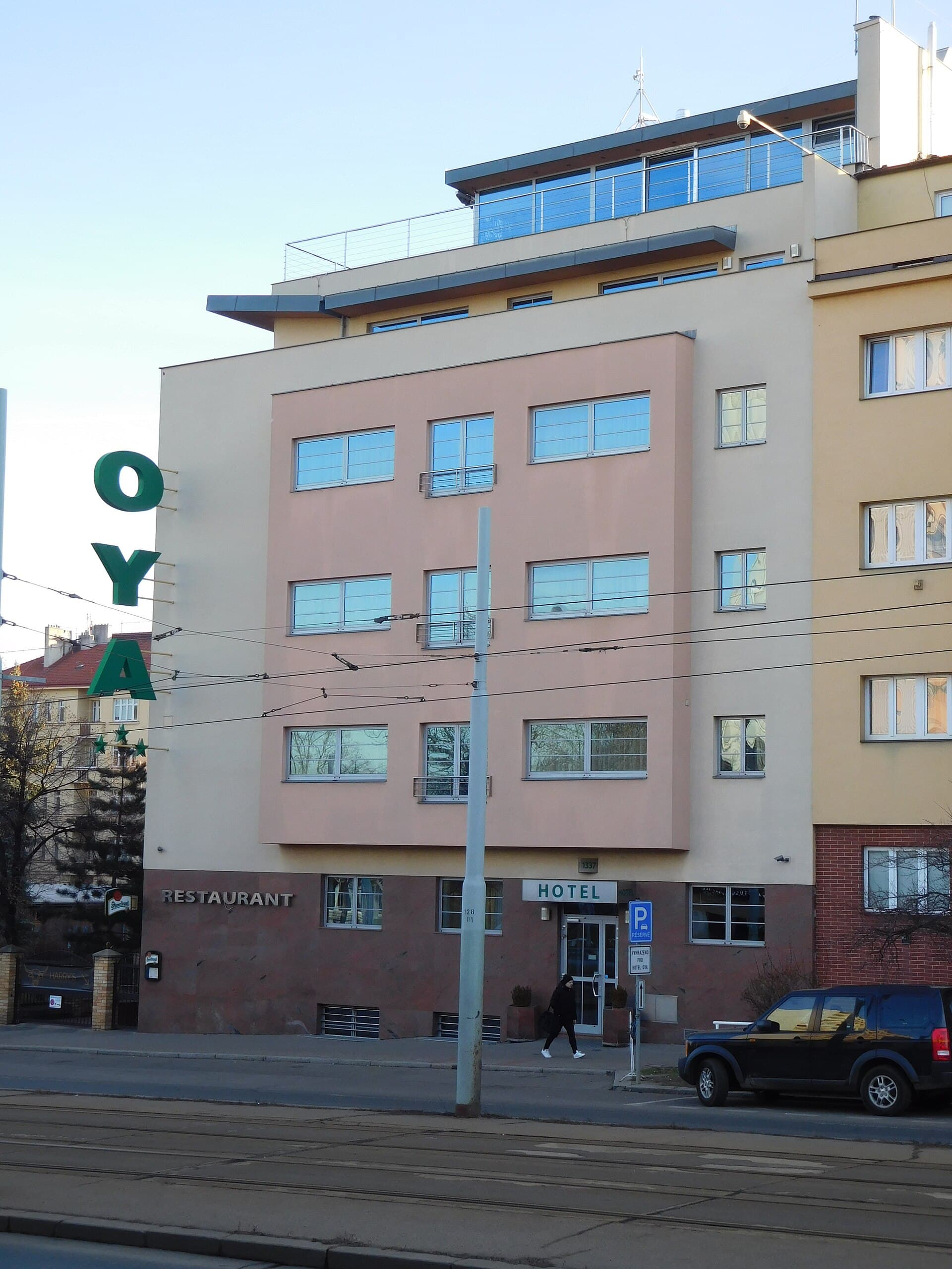 Hotel Oya (via Wikimedia Commons, CC BY-SA 3.0)