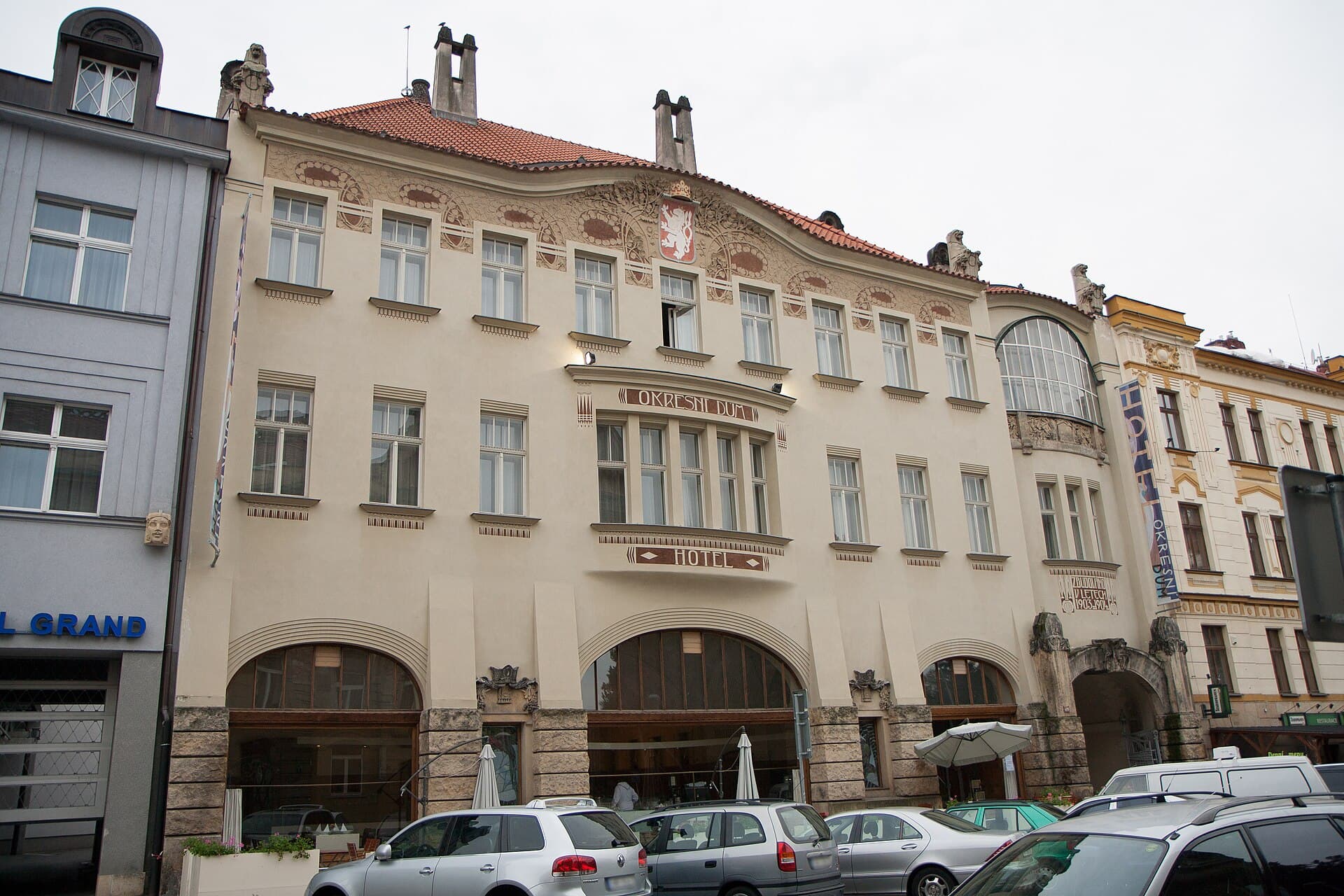 Hotel Okresní dům (via Wikimedia Commons, CC BY-SA 3.0)