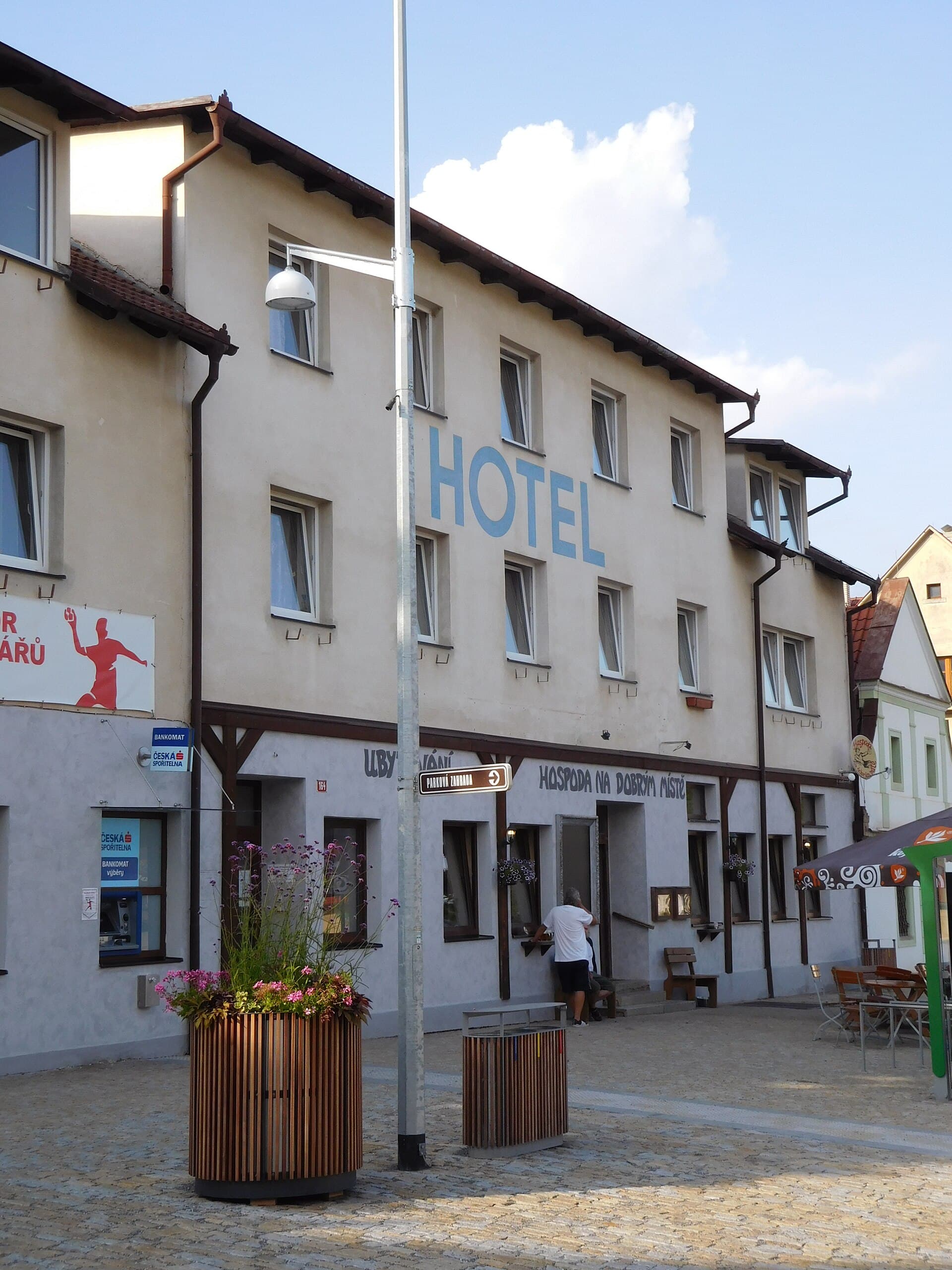 Hotel Sokol (via Wikimedia Commons, CC BY-SA 3.0)