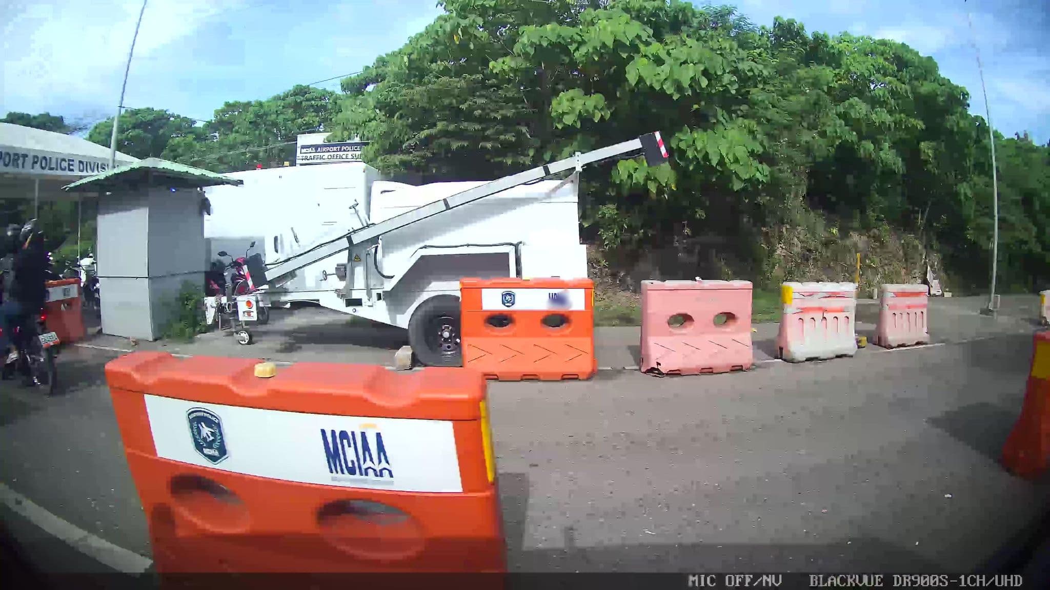 Street view near Villa 22, Crown Regency Suites & Residences, Lapu-Lapu City — © Kaart---RIGHT (CC BY-SA · Mapillary)