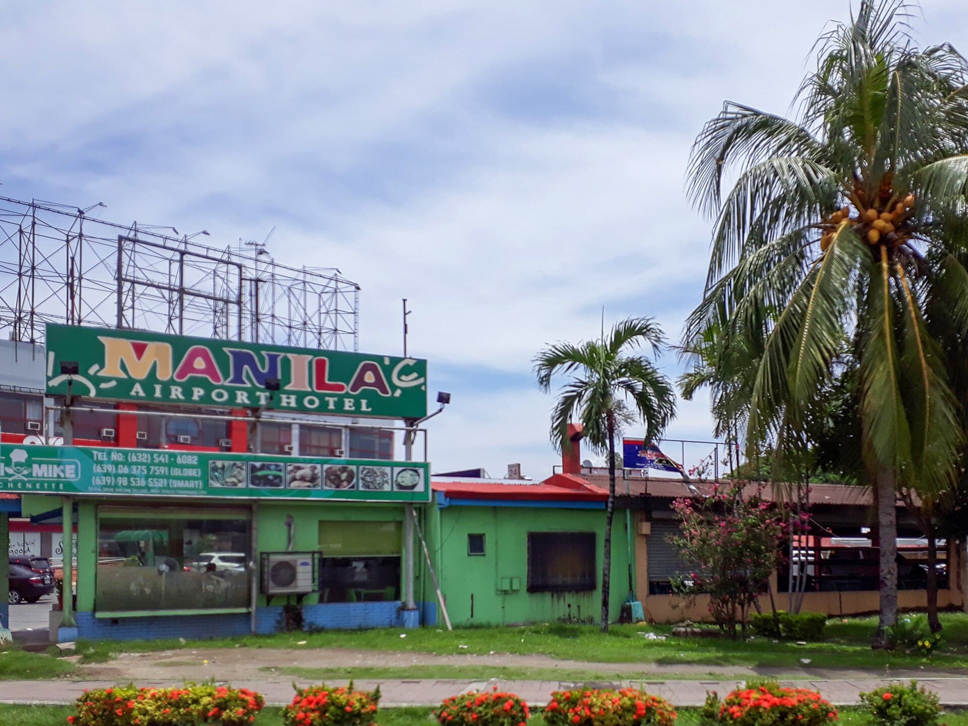 Manila Airport Hotel (via Wikimedia Commons, CC BY 4.0)