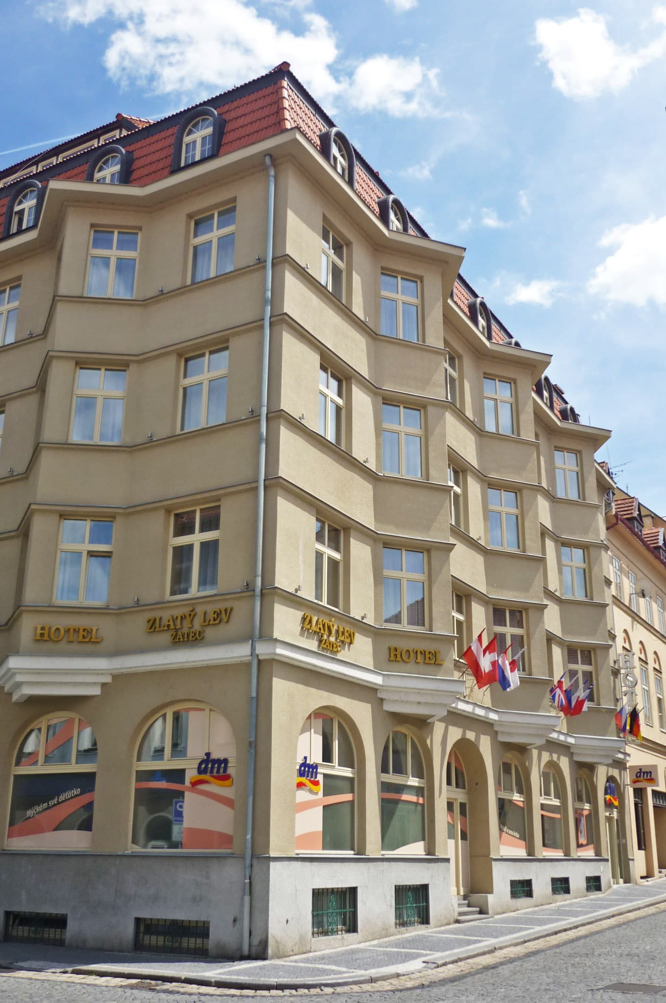 Hotel Zlatý Lev (via Wikimedia Commons, CC BY-SA 3.0)