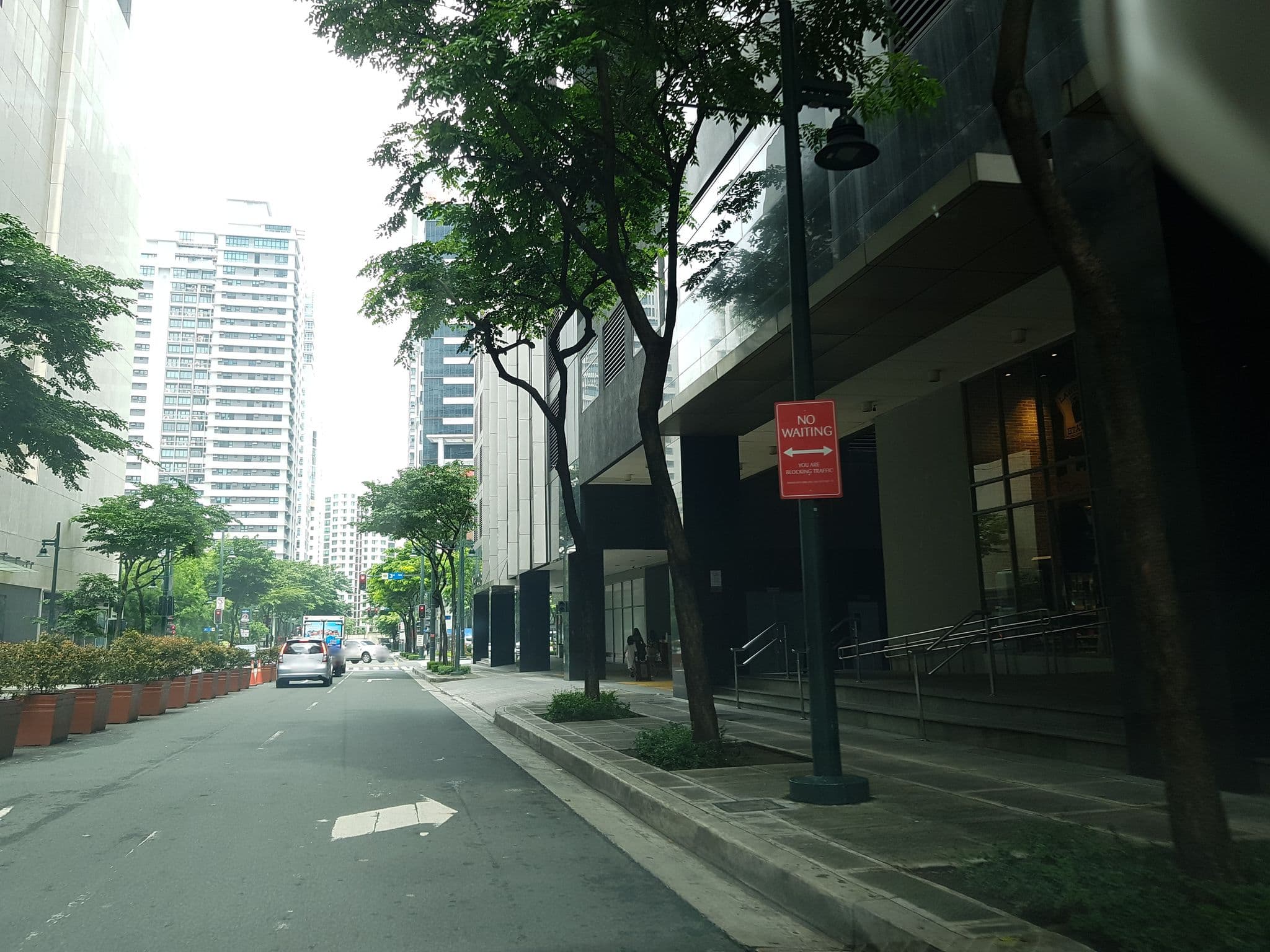 Street view near Bonifacio Hall, Makati City — © mhayd (CC BY-SA · Mapillary)