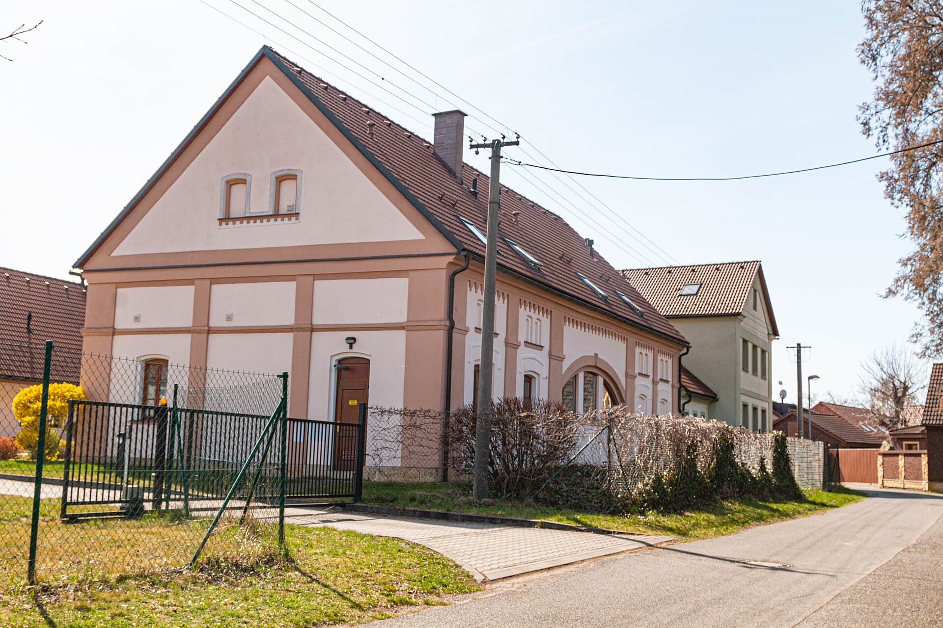 Penzion Nad Oborou (via Wikimedia Commons, CC BY-SA 4.0)