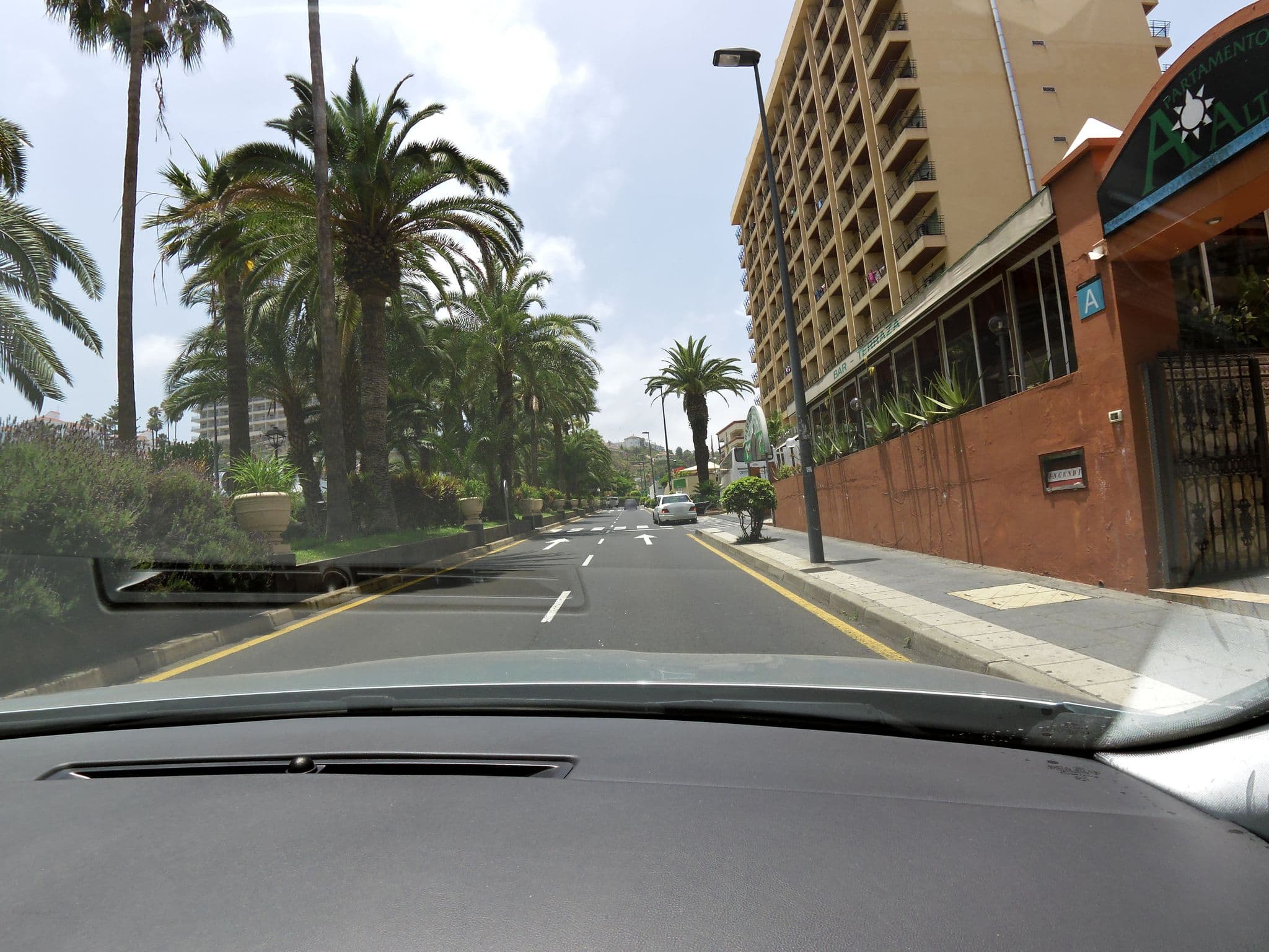 Street view near Hotel Valle Mar Swimmingpool, Puerto de la Cruz — © zors1843 (CC BY-SA · Mapillary)