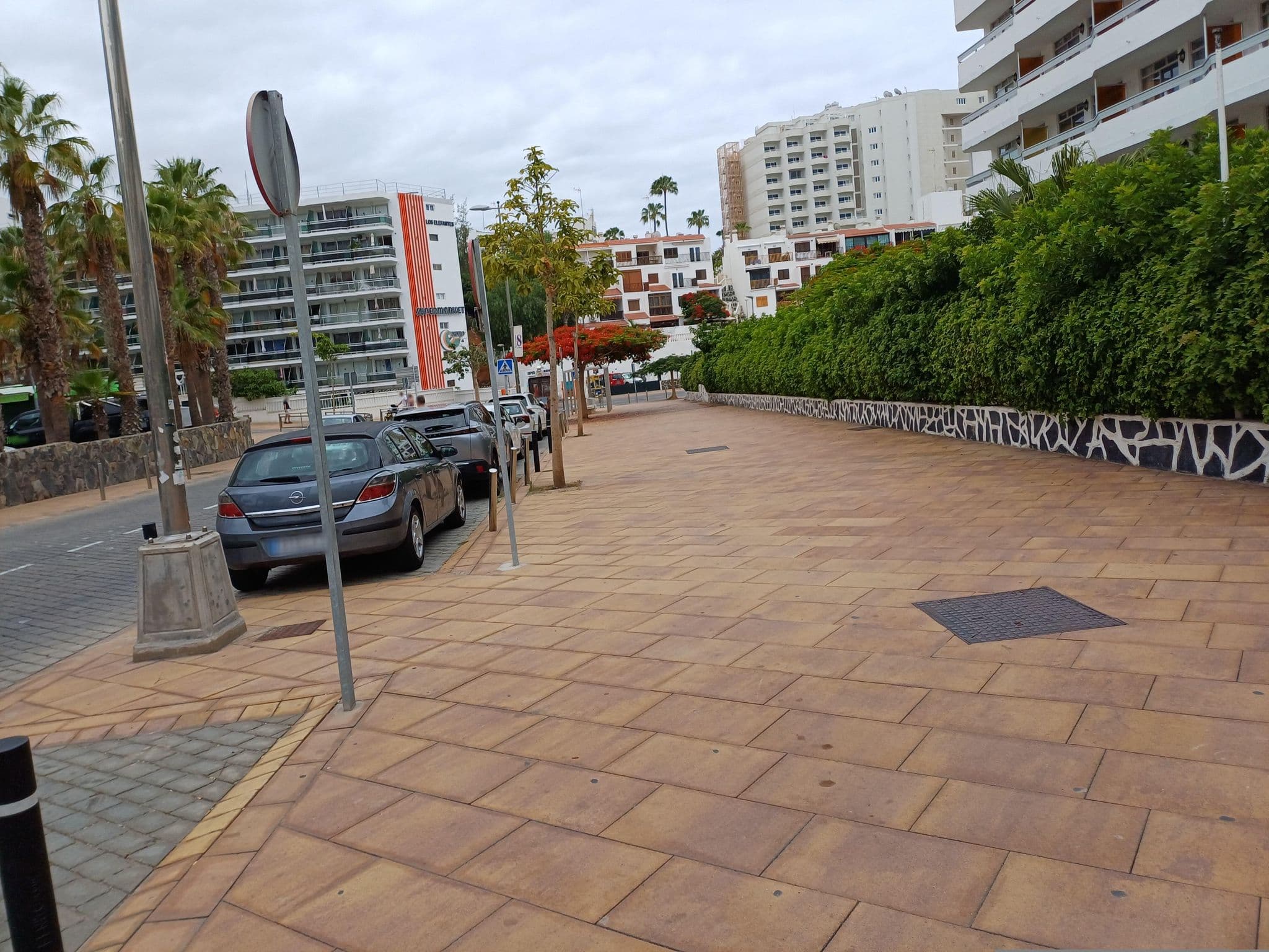 Street view near Apartamentos Tagoror, Playa del Ingles — © qungo (CC BY-SA · Mapillary)