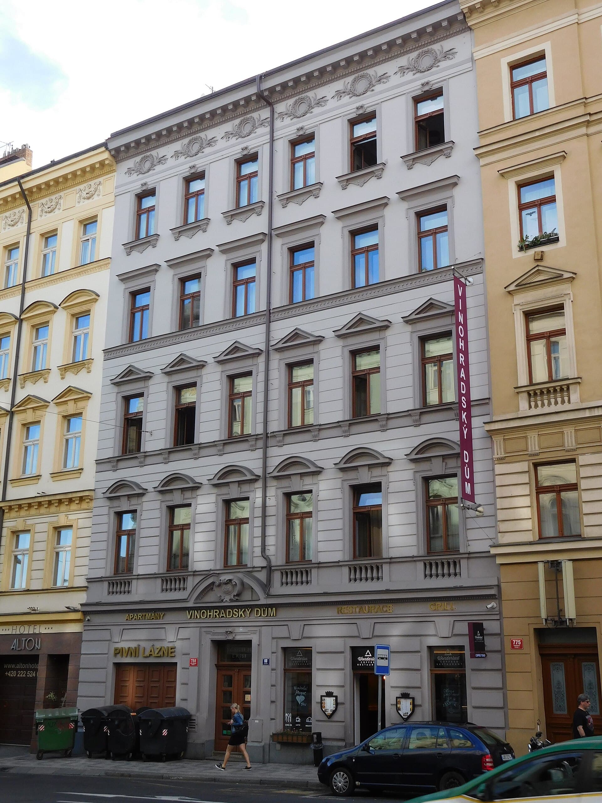 Vinohradský dům (via Wikimedia Commons, CC BY-SA 3.0)