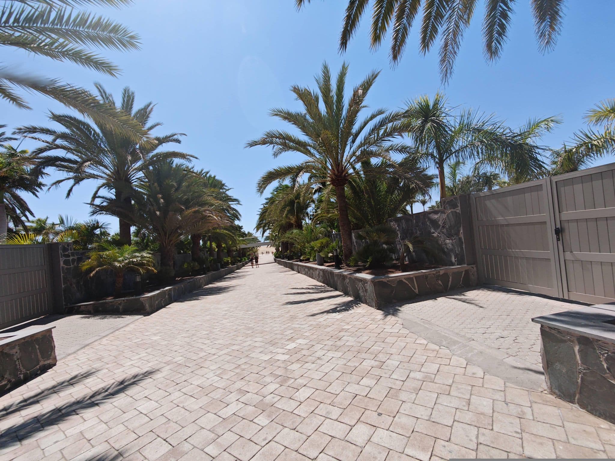 Street view near Pool Riu Palace, Playa del Ingles — © qungo (CC BY-SA · Mapillary)
