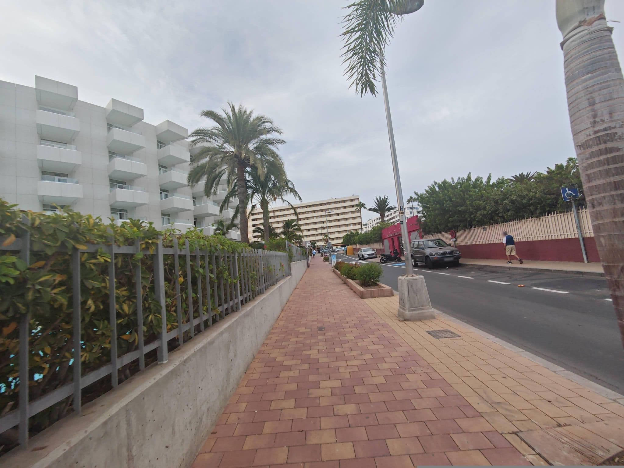 Street view near Aparthotel Il Rondo, Playa del Ingles — © qungo (CC BY-SA · Mapillary)