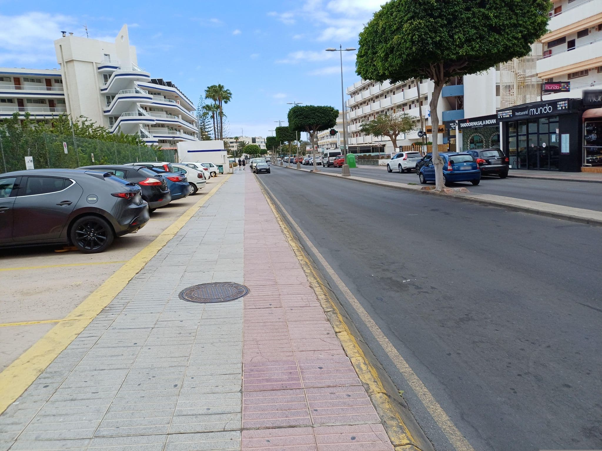 Street view near Apartamentos Tenersor, Playa del Ingles — © qungo (CC BY-SA · Mapillary)