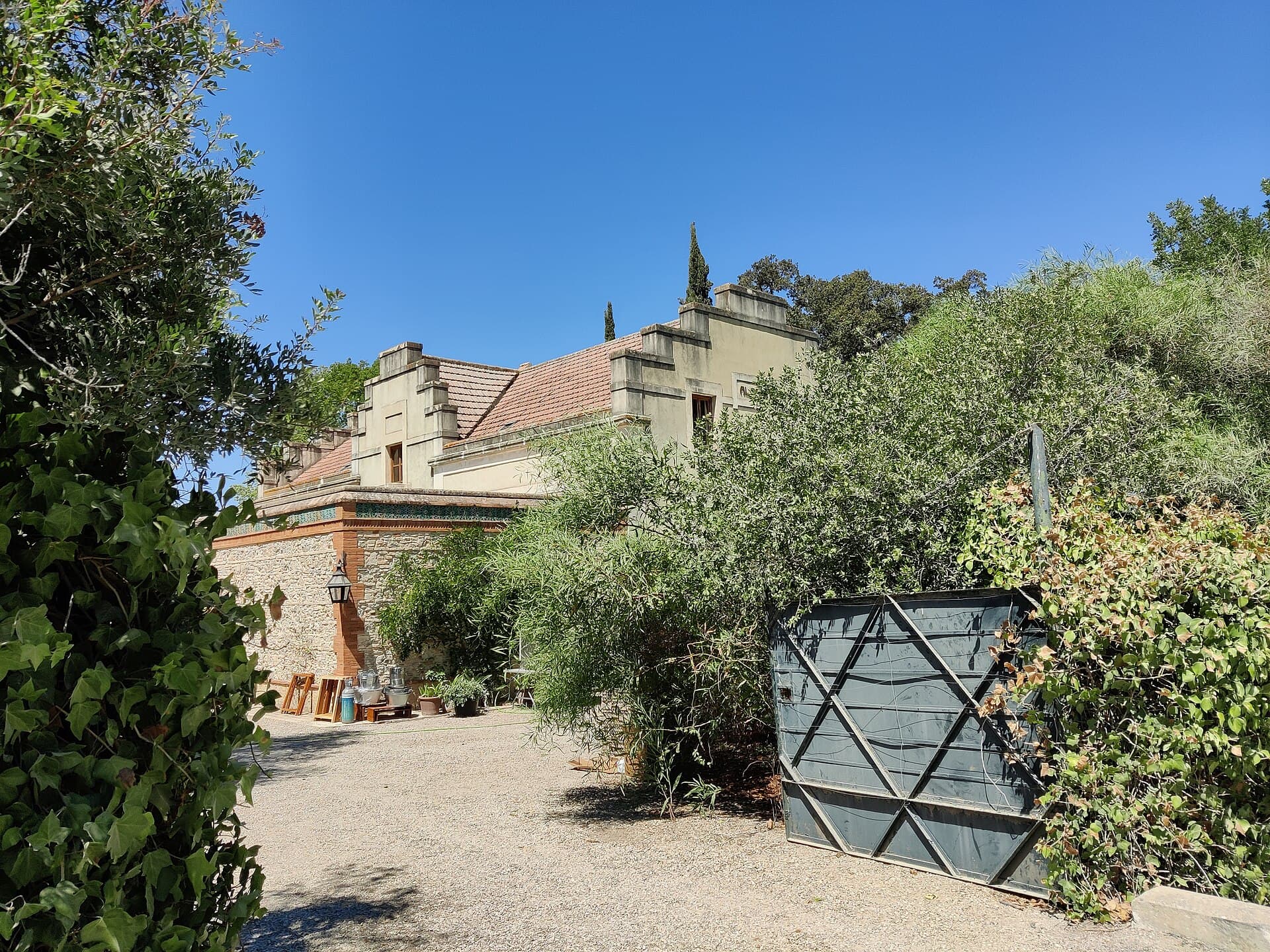 Casa Viña de Alcántara (via Wikimedia Commons, CC BY-SA 4.0)
