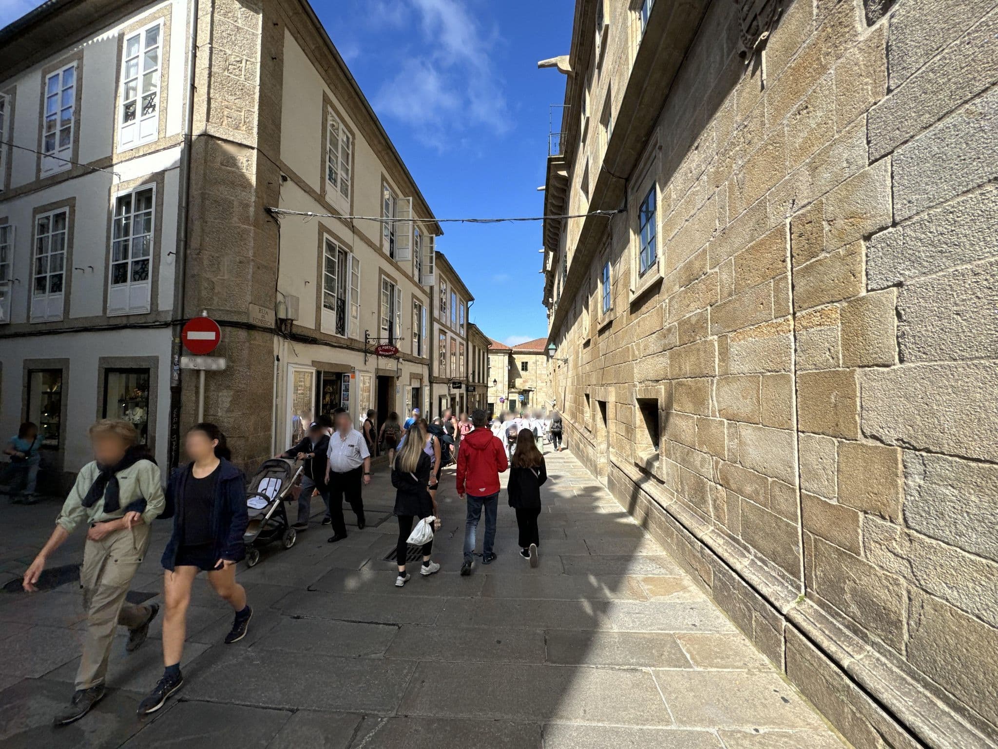 Street view near Pensión Rúa do Vilar, Santiago de Compostela — © filipb (CC BY-SA · Mapillary)