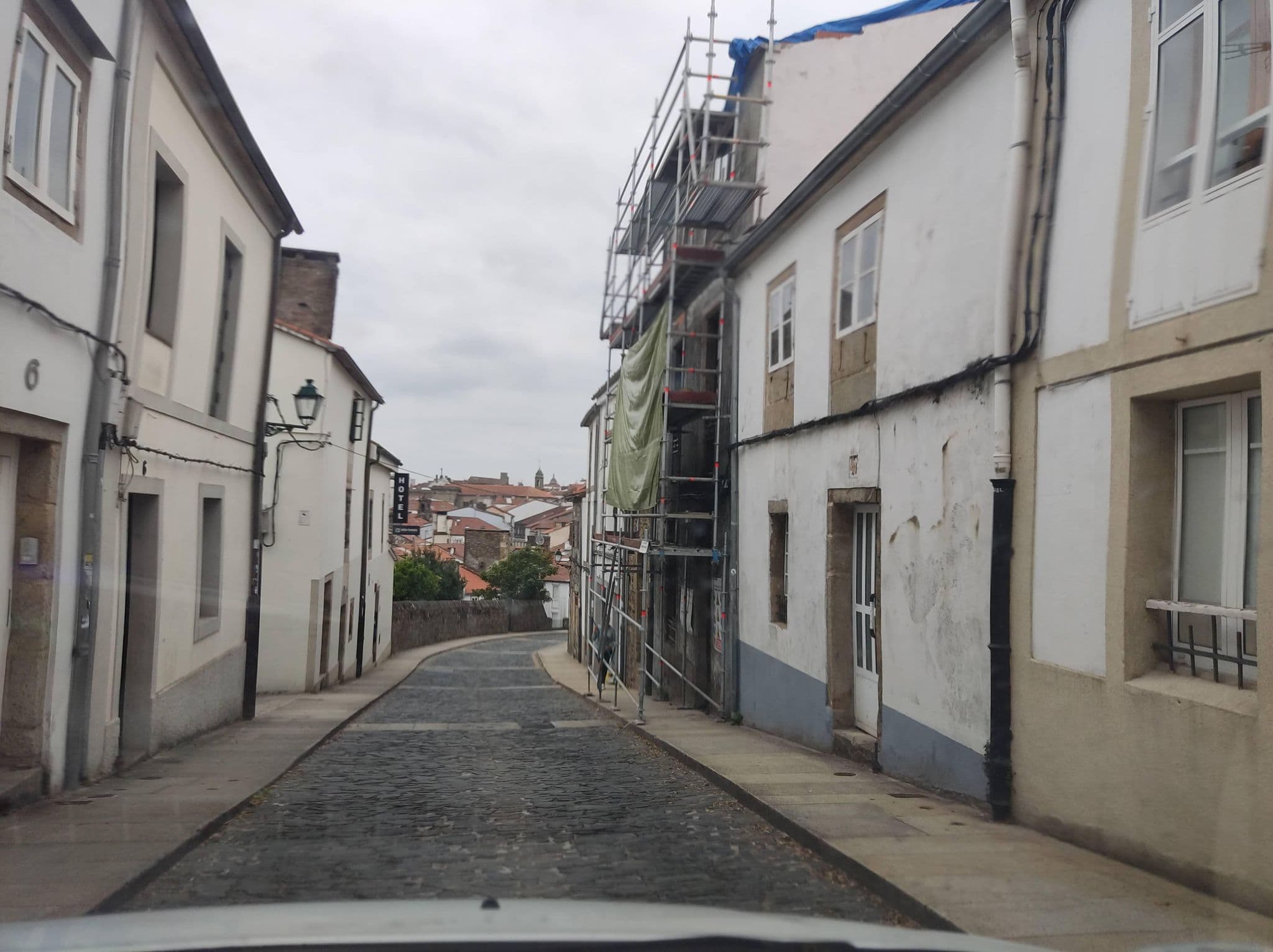 Street view near Hotel Bonaval, Santiago de Compostela — © mCalle (CC BY-SA · Mapillary)