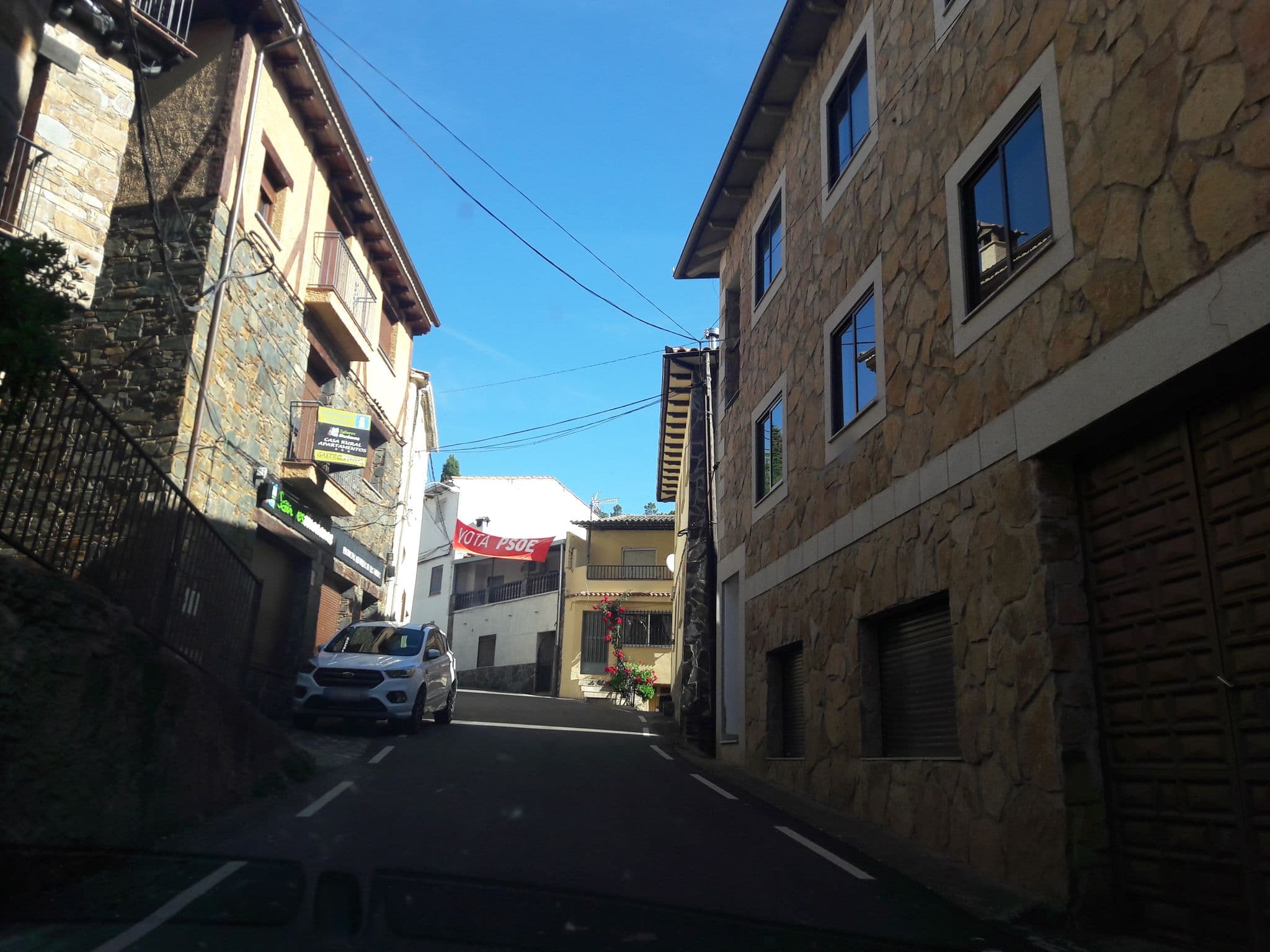 Street view near Sabores Hurdanos, La Alberca — © civitas (CC BY-SA · Mapillary)