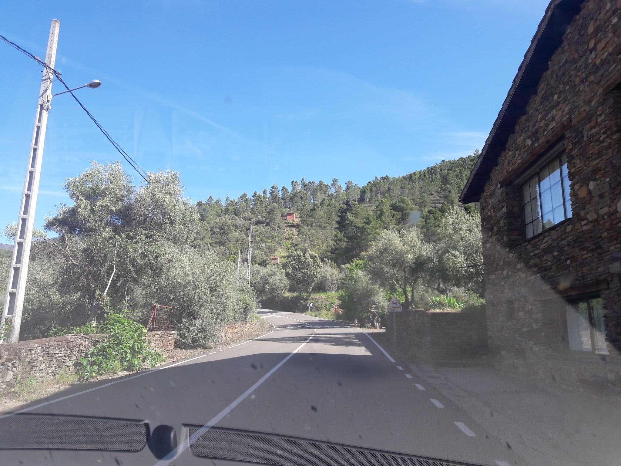 Street view near Las Cabañas De Las Mestas, La Alberca — © civitas (CC BY-SA · Mapillary)