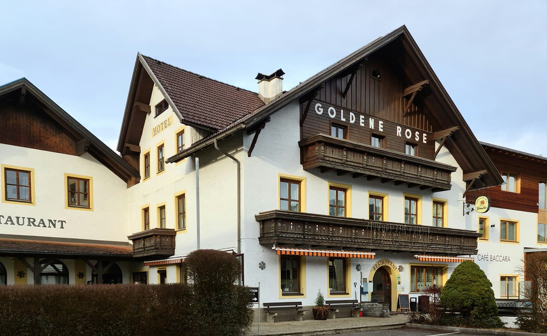Hotel Goldene Rose (via Wikimedia Commons, CC BY-SA 4.0)