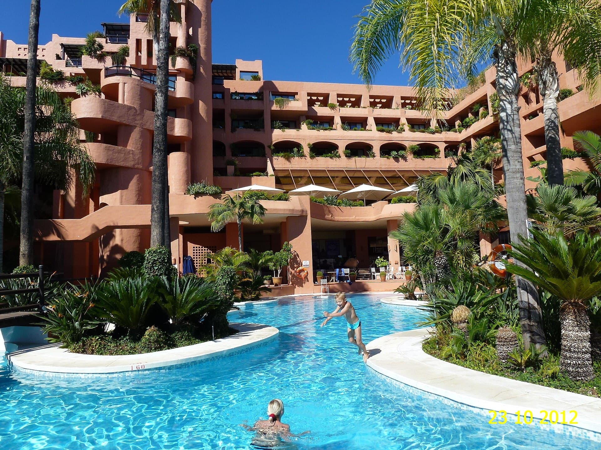 Kempinski Hotel Bahía (via Wikimedia Commons, CC BY 3.0)