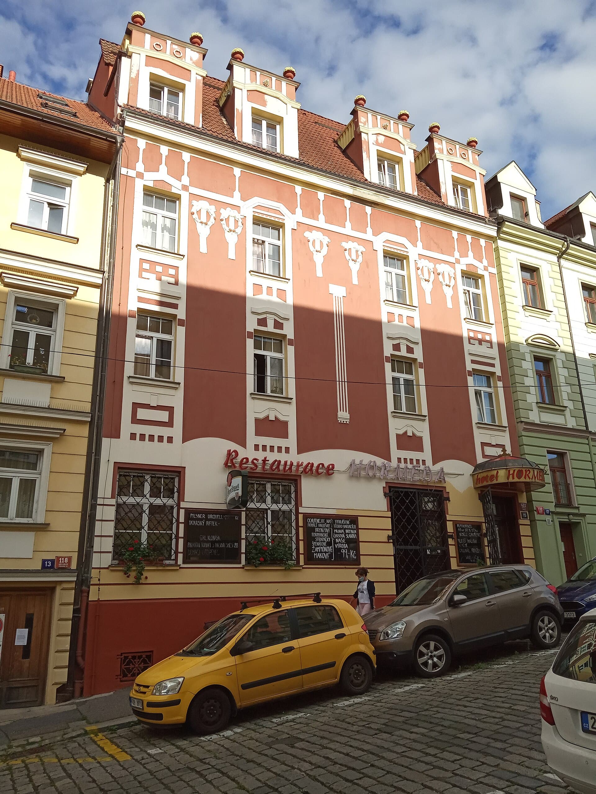 Hotel Hormeda (via Wikimedia Commons, CC BY-SA 3.0)