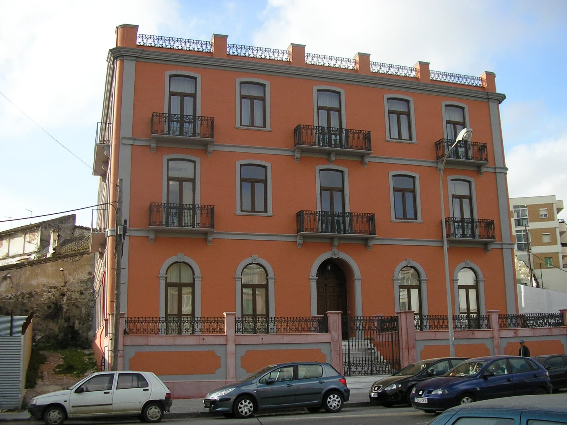 Bufete Anglo Hispano (via Wikimedia Commons, CC BY-SA 4.0)