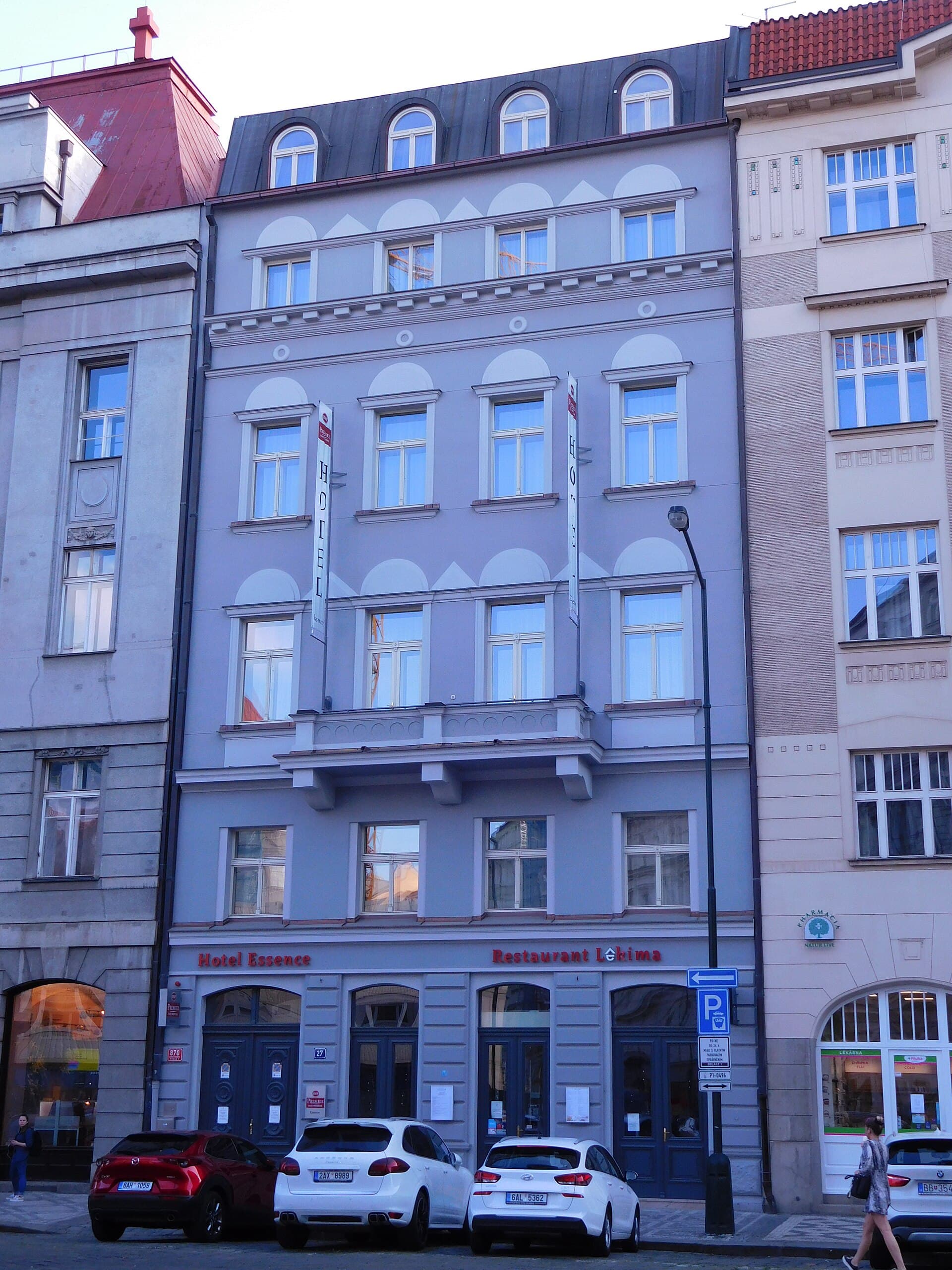 Hotel Essence (via Wikimedia Commons, CC BY-SA 3.0)