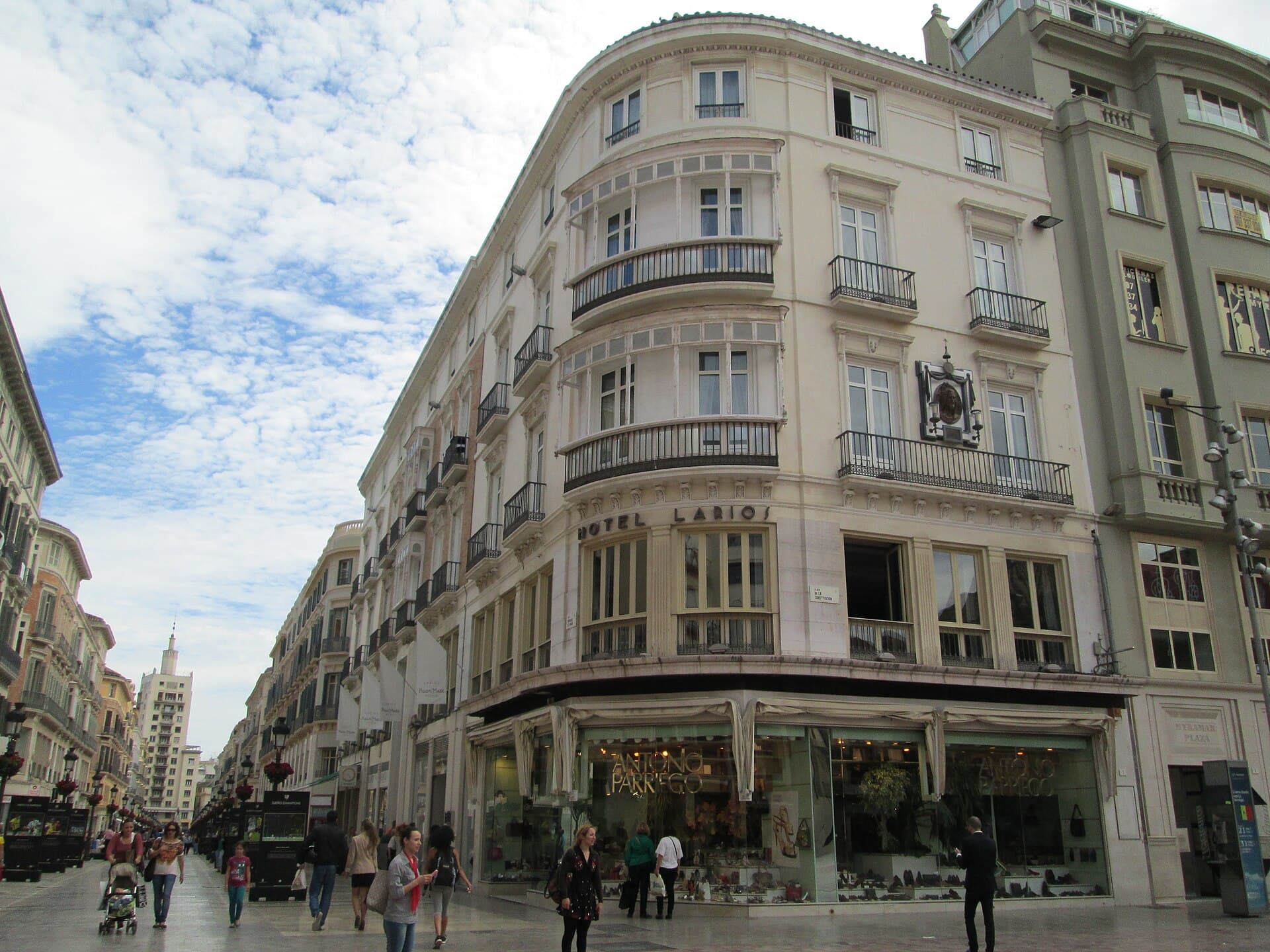 Larios Suites (via Wikimedia Commons, CC BY-SA 3.0)
