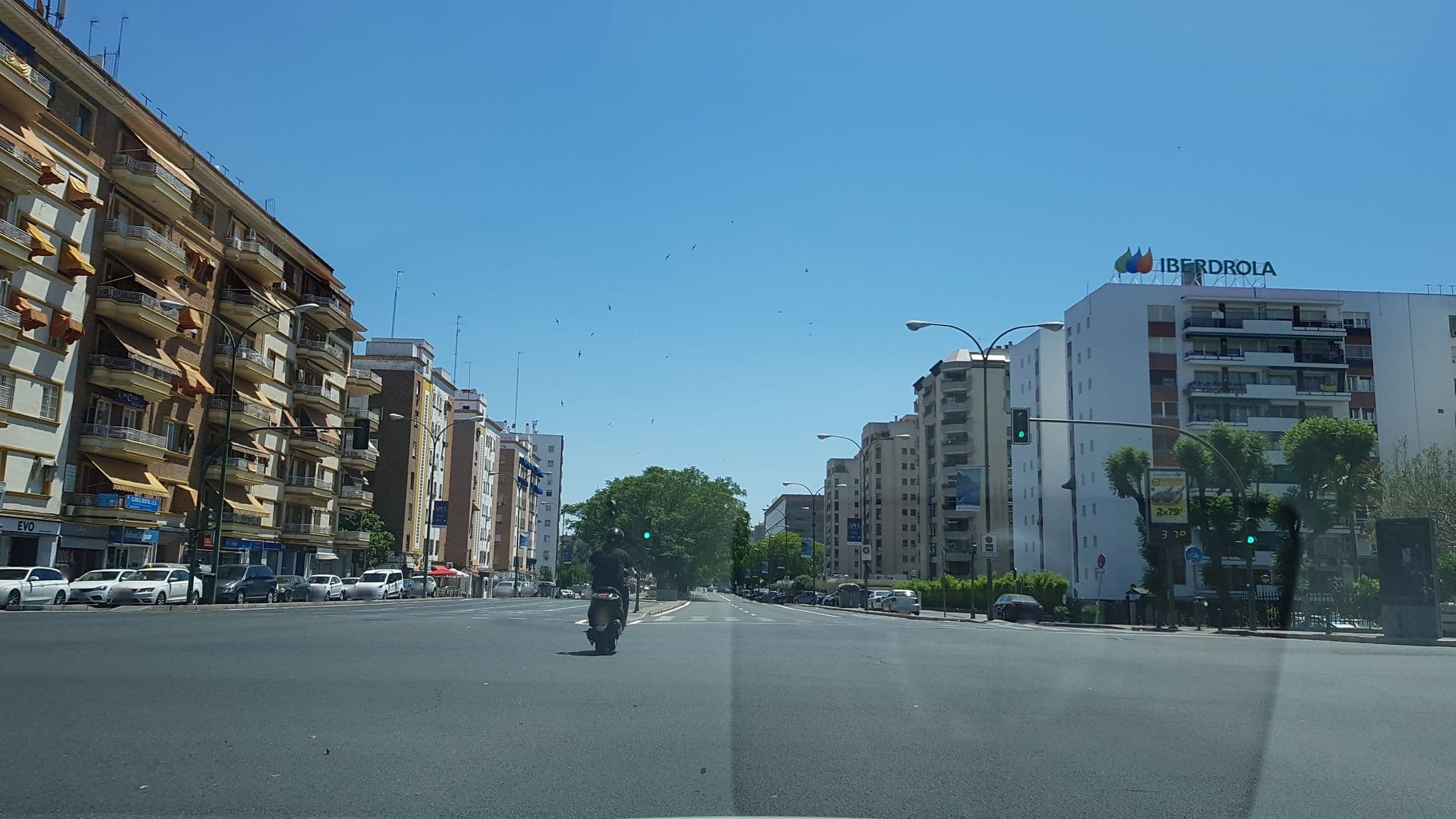 Street view near Apartamentos Avenida Placentines, Sevilla — © agpericot (CC BY-SA · Mapillary)