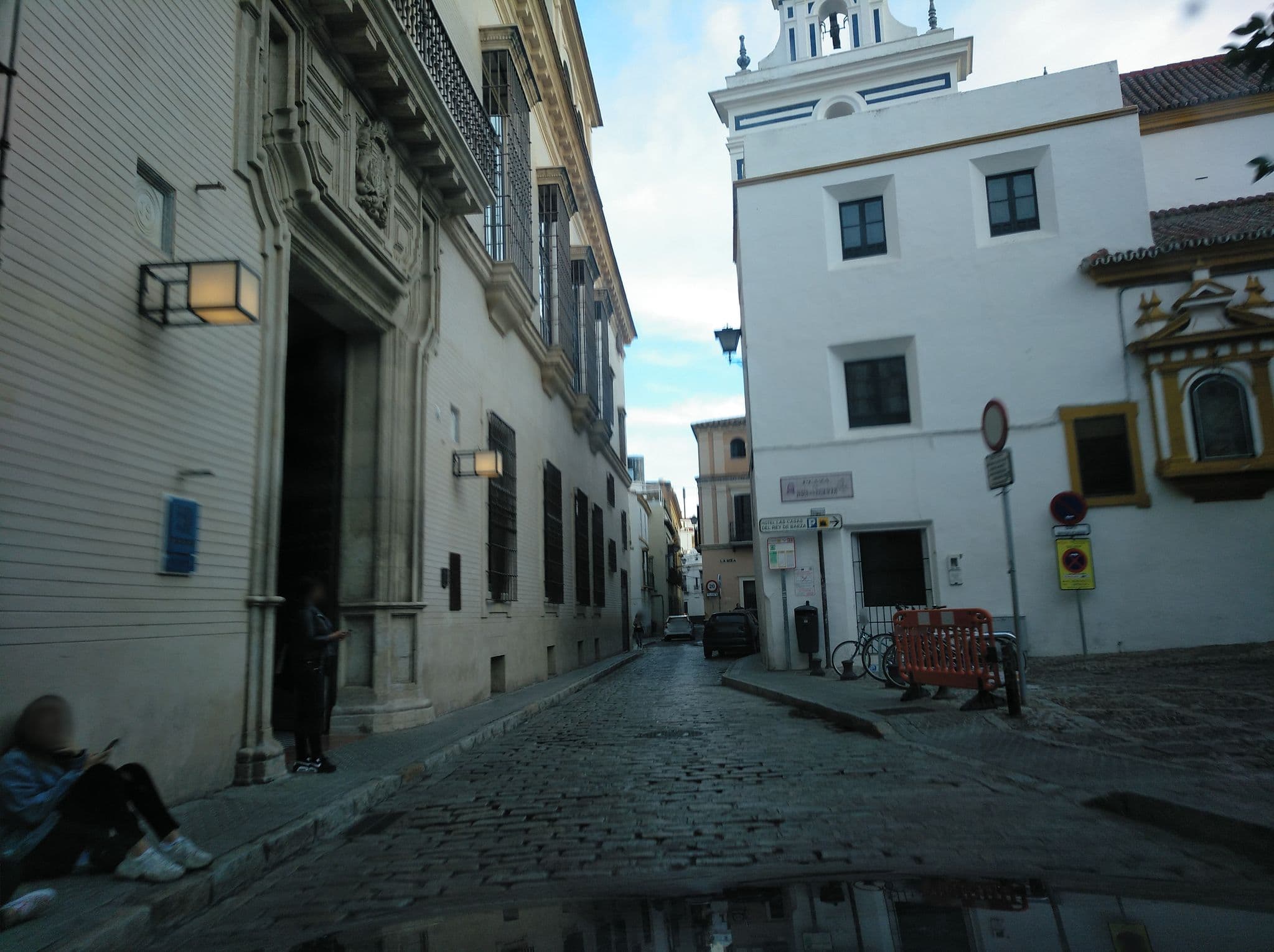 Street view near Hotel Alma Sevilla Hotel Palacio de Villapanes, Sevilla — © filohipo (CC BY-SA · Mapillary)