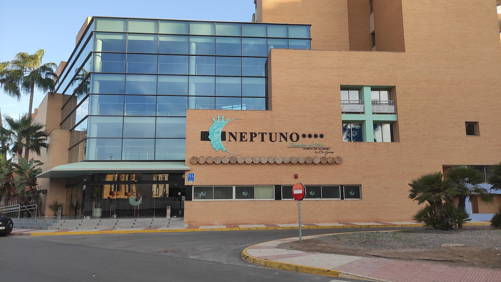 Hotel Neptuno (via Wikimedia Commons, CC0)