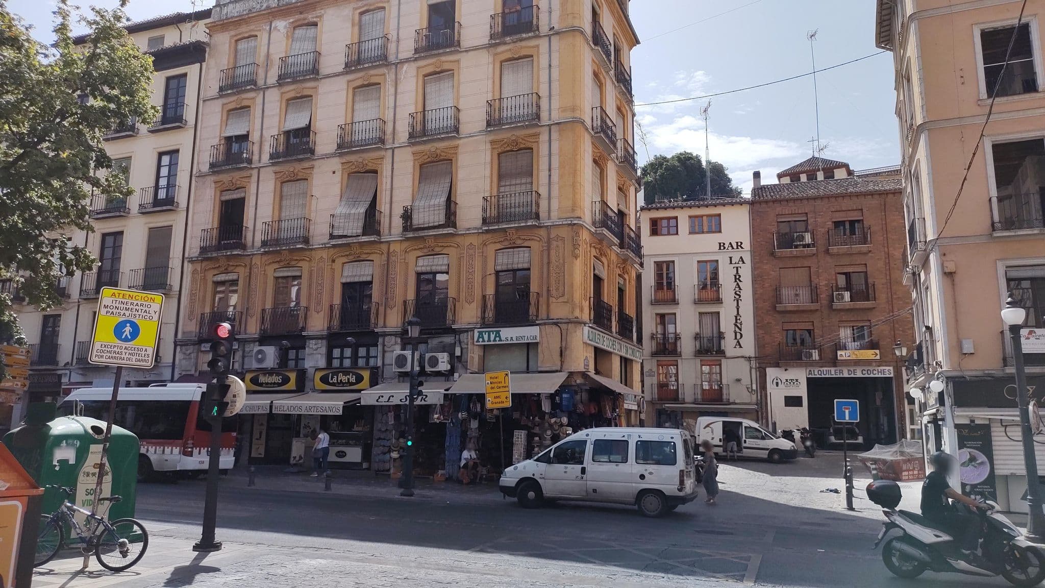 Street view near Apartamentos Medina Reyes Católicos, Granada — © rsandu (CC BY-SA · Mapillary)