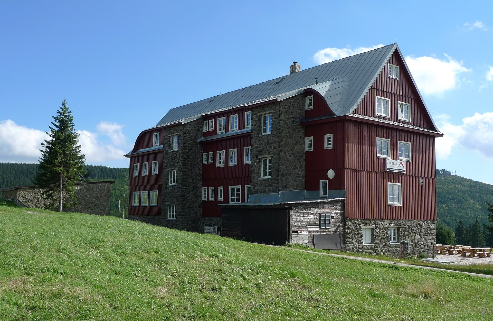 Pražská bouda (via Wikimedia Commons, CC BY-SA 3.0)