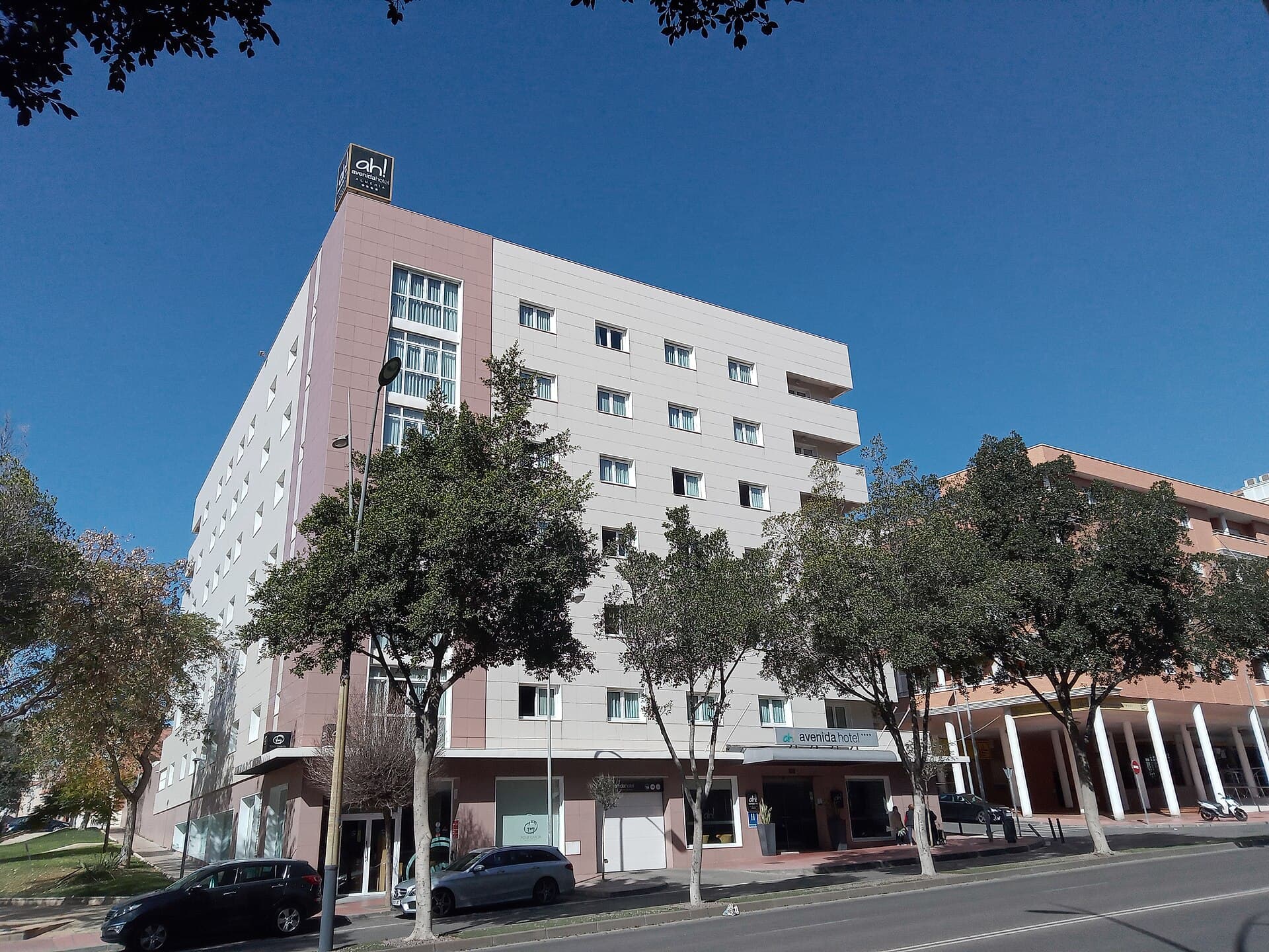 Avenida Hotel (via Wikimedia Commons, CC BY-SA 4.0)