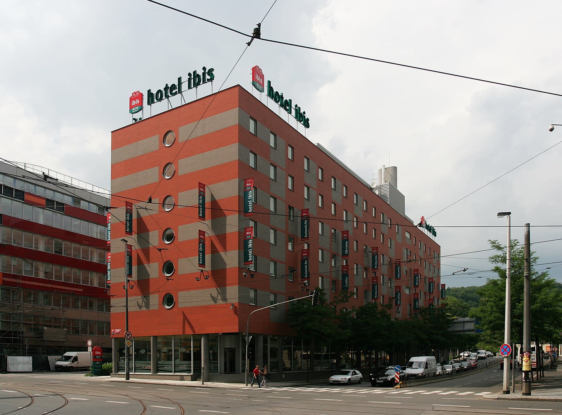 ibis Praha Mala Strana (via Wikimedia Commons, CC BY-SA 2.5)