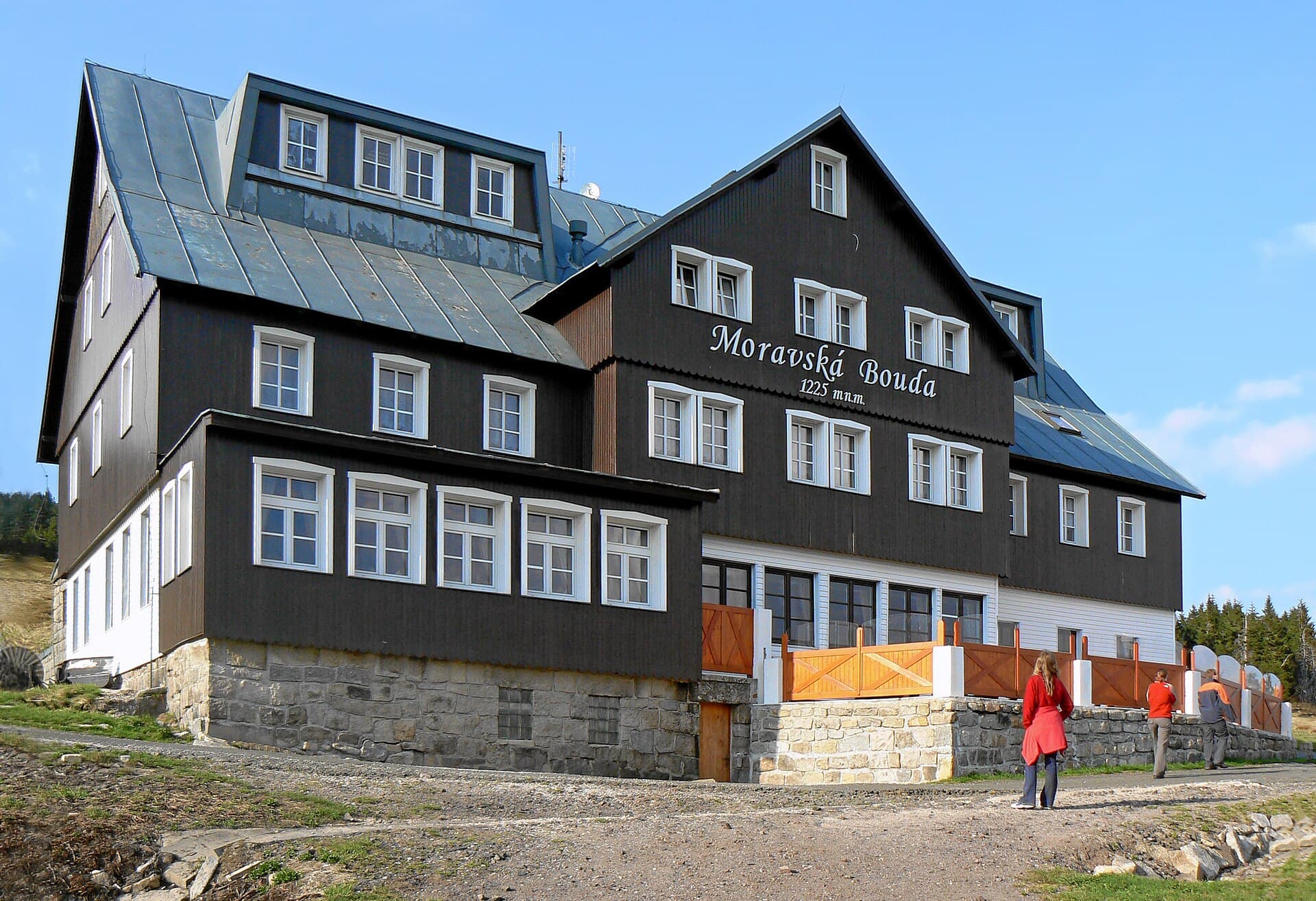 Moravská bouda (via Wikimedia Commons, CC BY 3.0)