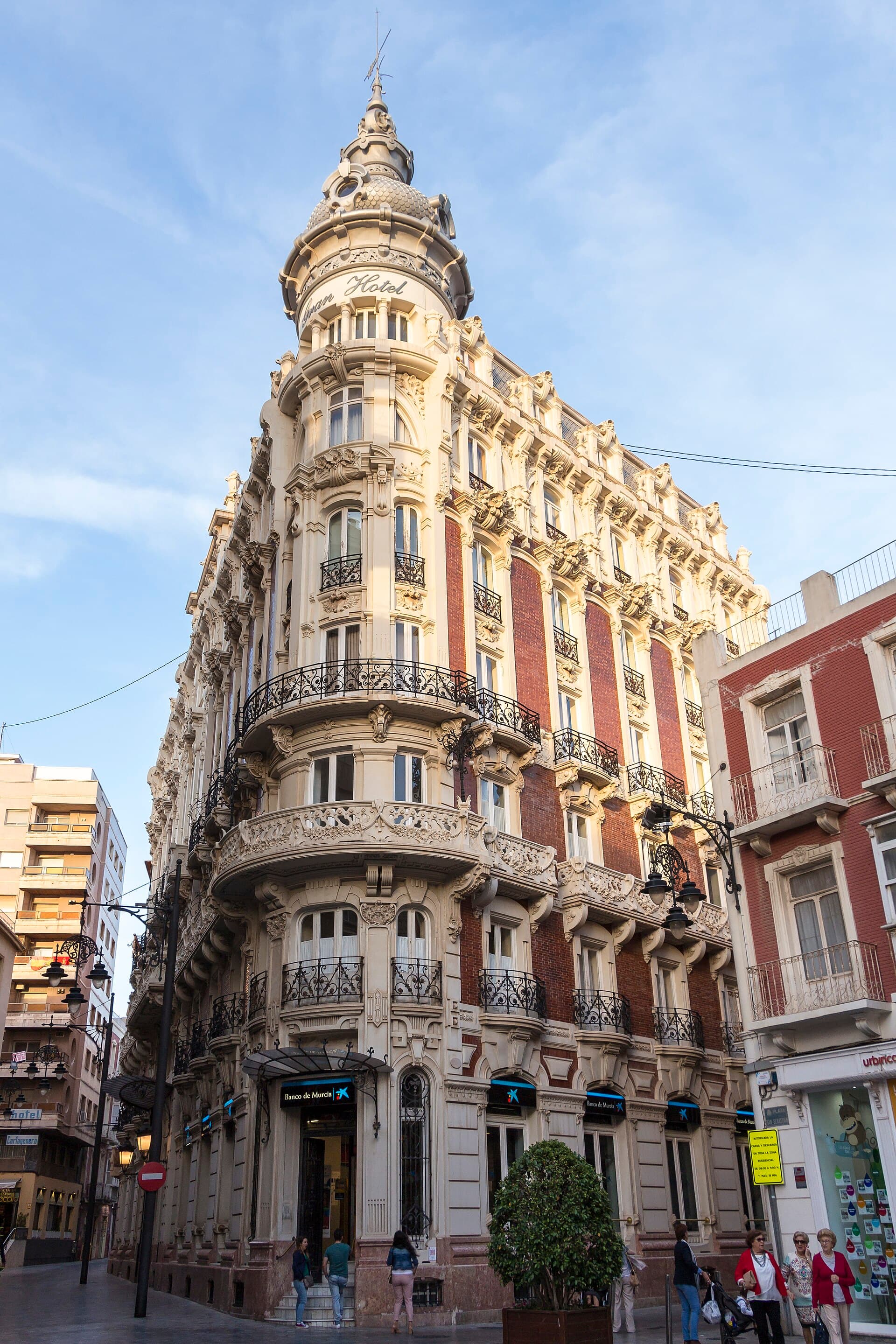 Gran Hotel Cartagena (via Wikimedia Commons, CC BY-SA 4.0)