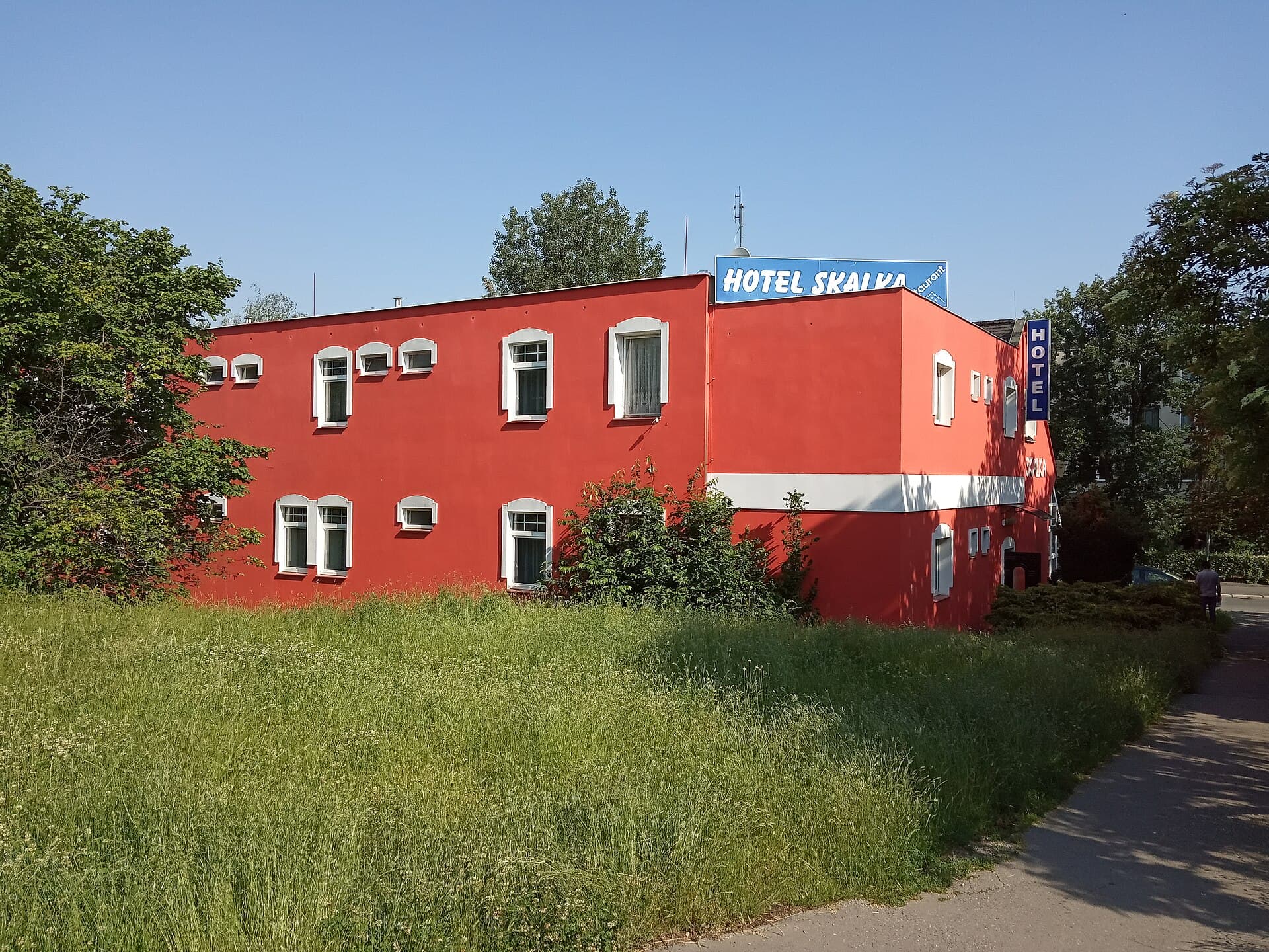 Hotel Skalka (via Wikimedia Commons, CC BY-SA 3.0)