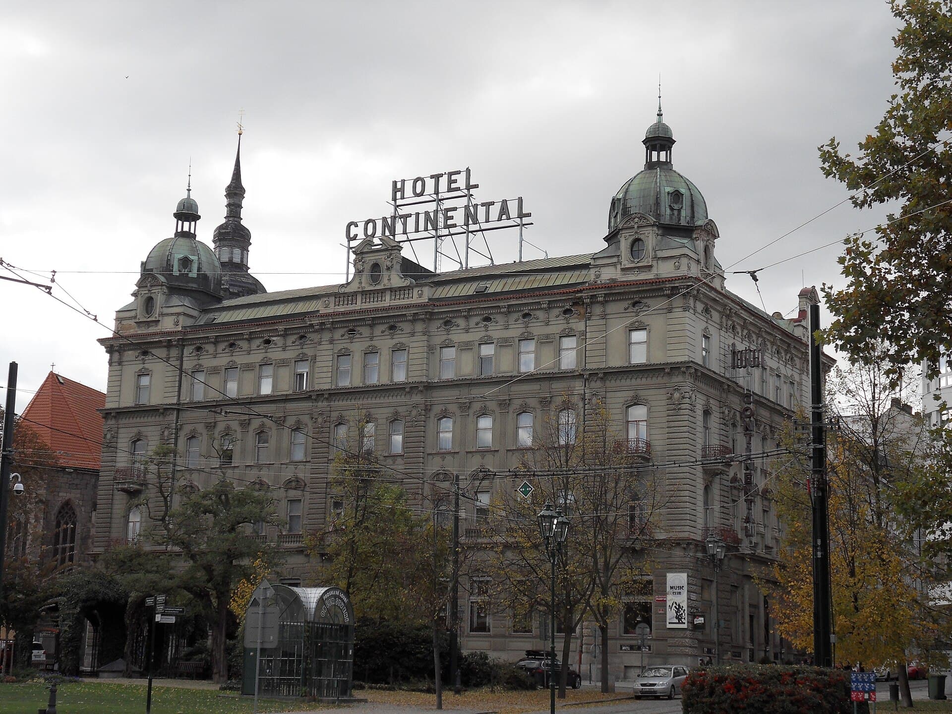 Hotel Continental (via Wikimedia Commons, CC BY-SA 4.0)