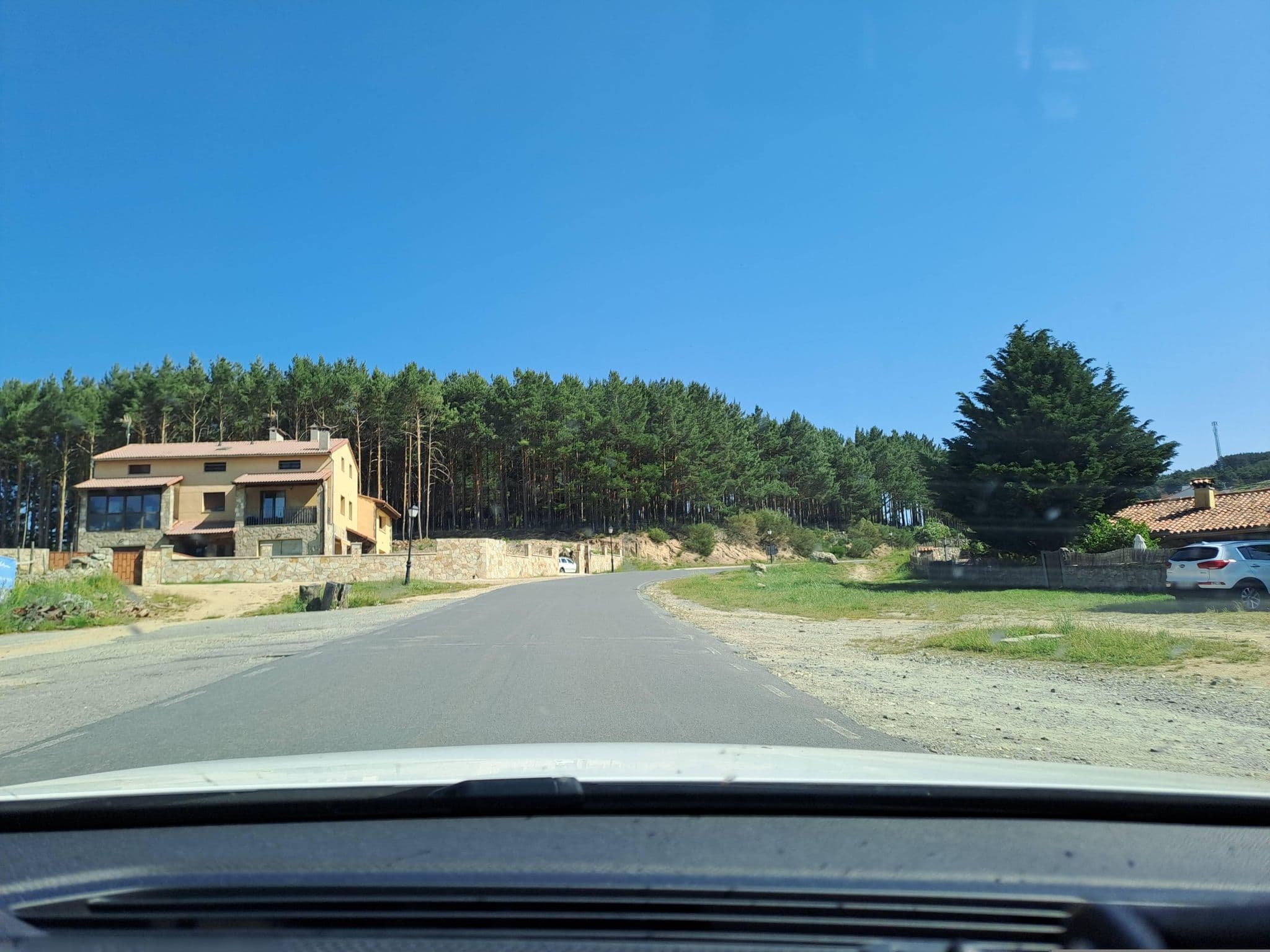 Street view near Hotel Rural Altogredos, Mombeltrán — © normanm (CC BY-SA · Mapillary)
