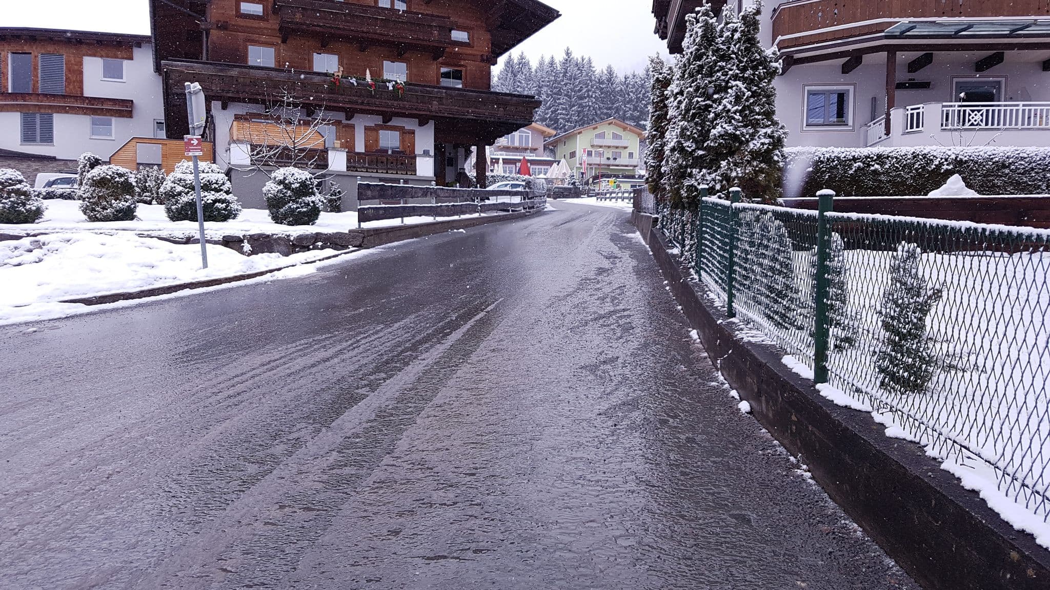 Street view near Haus Rosengarten, Neukirchen am Großvenediger — © dsmm (CC BY-SA · Mapillary)