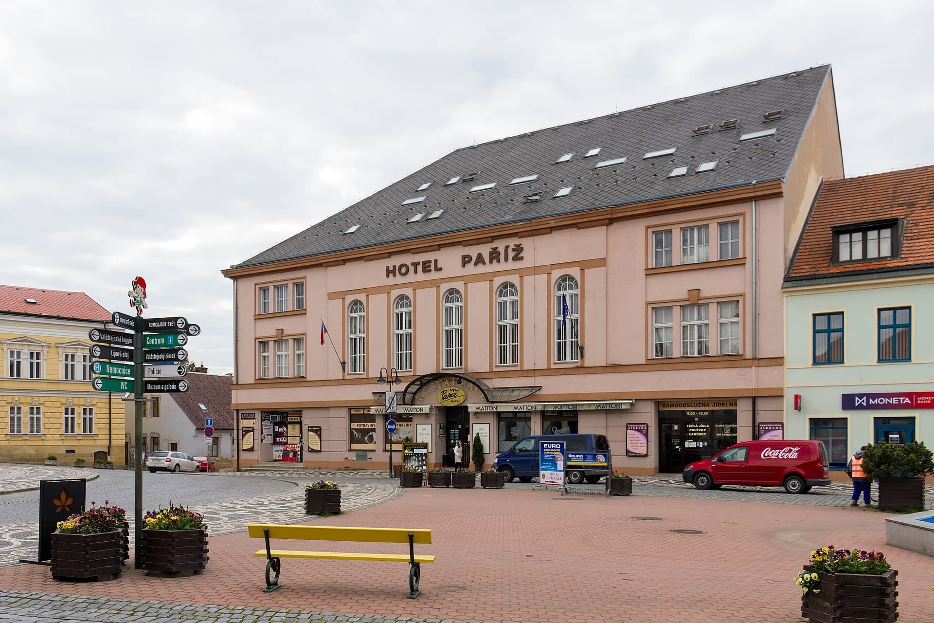 Hotel Paříž (via Wikimedia Commons, CC BY 4.0)