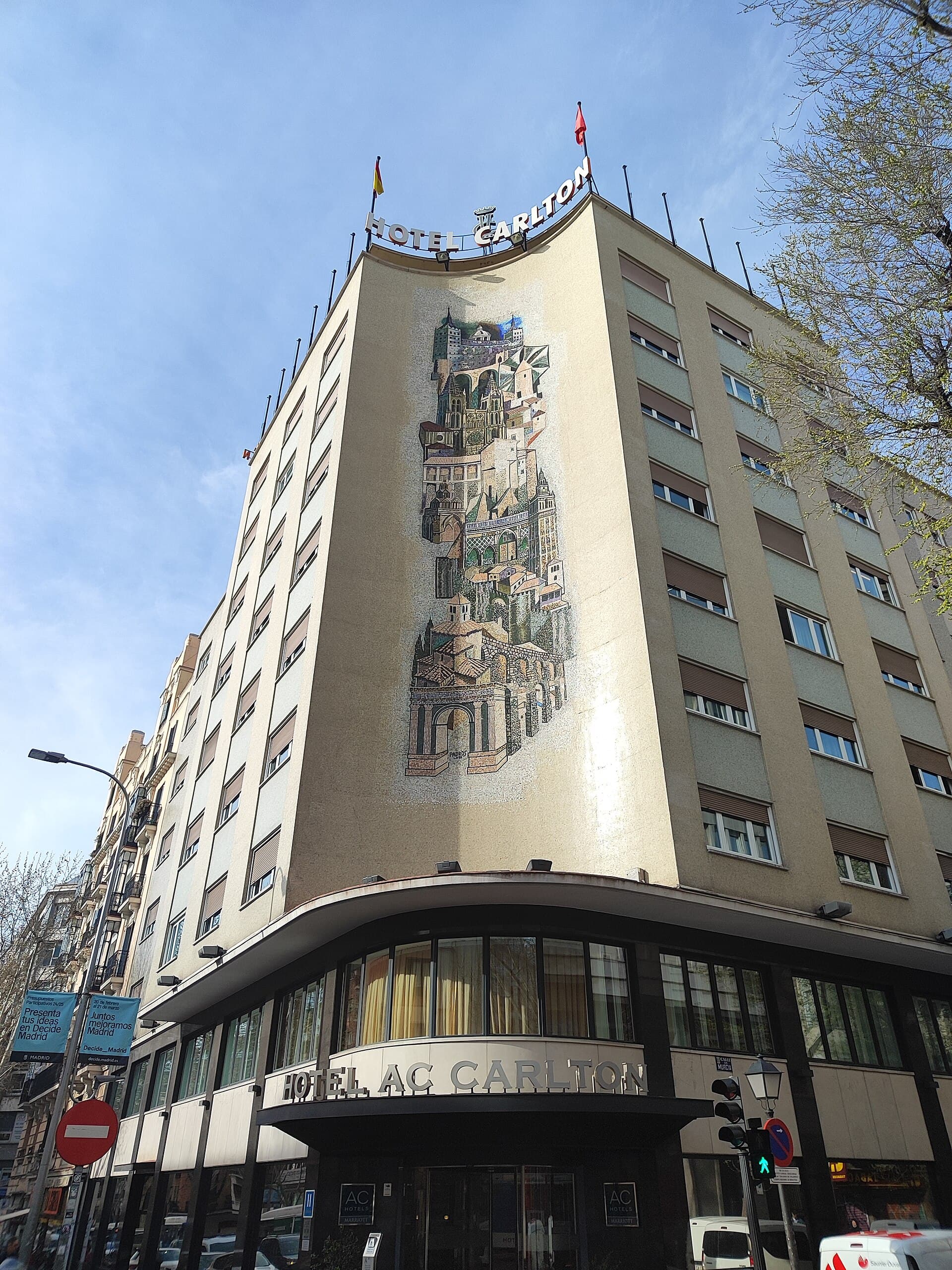 AC Hotel by Marriott Carlton Madrid (via Wikimedia Commons, CC BY-SA 4.0)