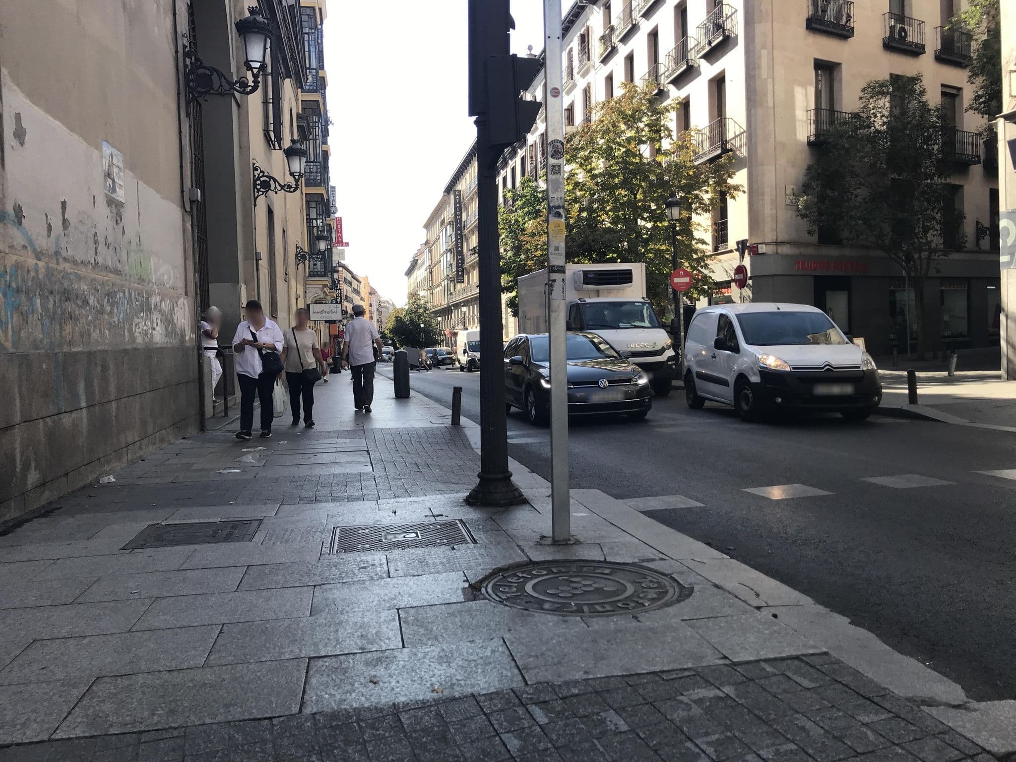 Street view near Six Rooms, Madrid — © miguel_andrade (CC BY-SA · Mapillary)