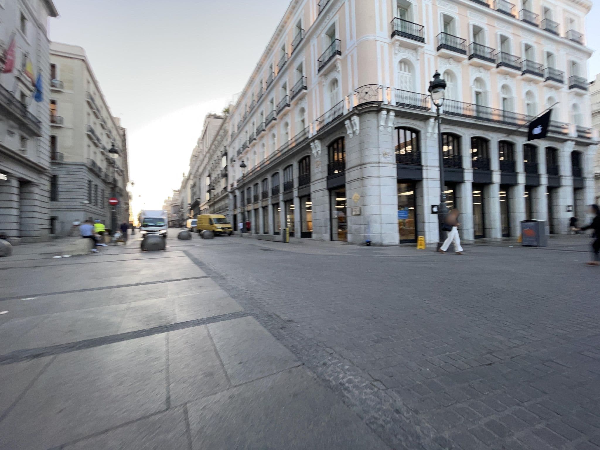 Street view near Habicion 21, Madrid — © seraq (CC BY-SA · Mapillary)