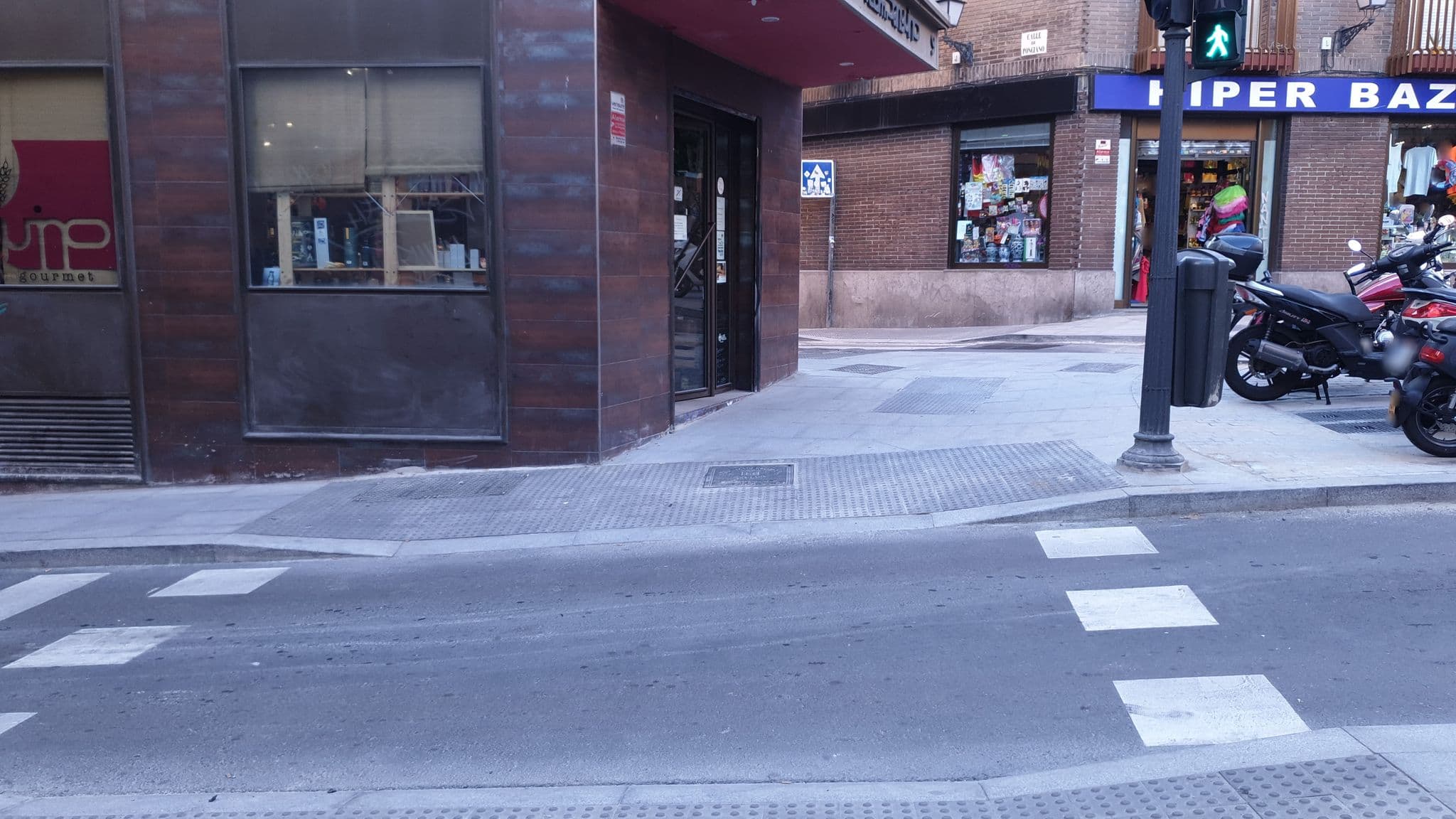 Street view near Noviciado by Forever Rentals, Universidad — © reshed (CC BY-SA · Mapillary)