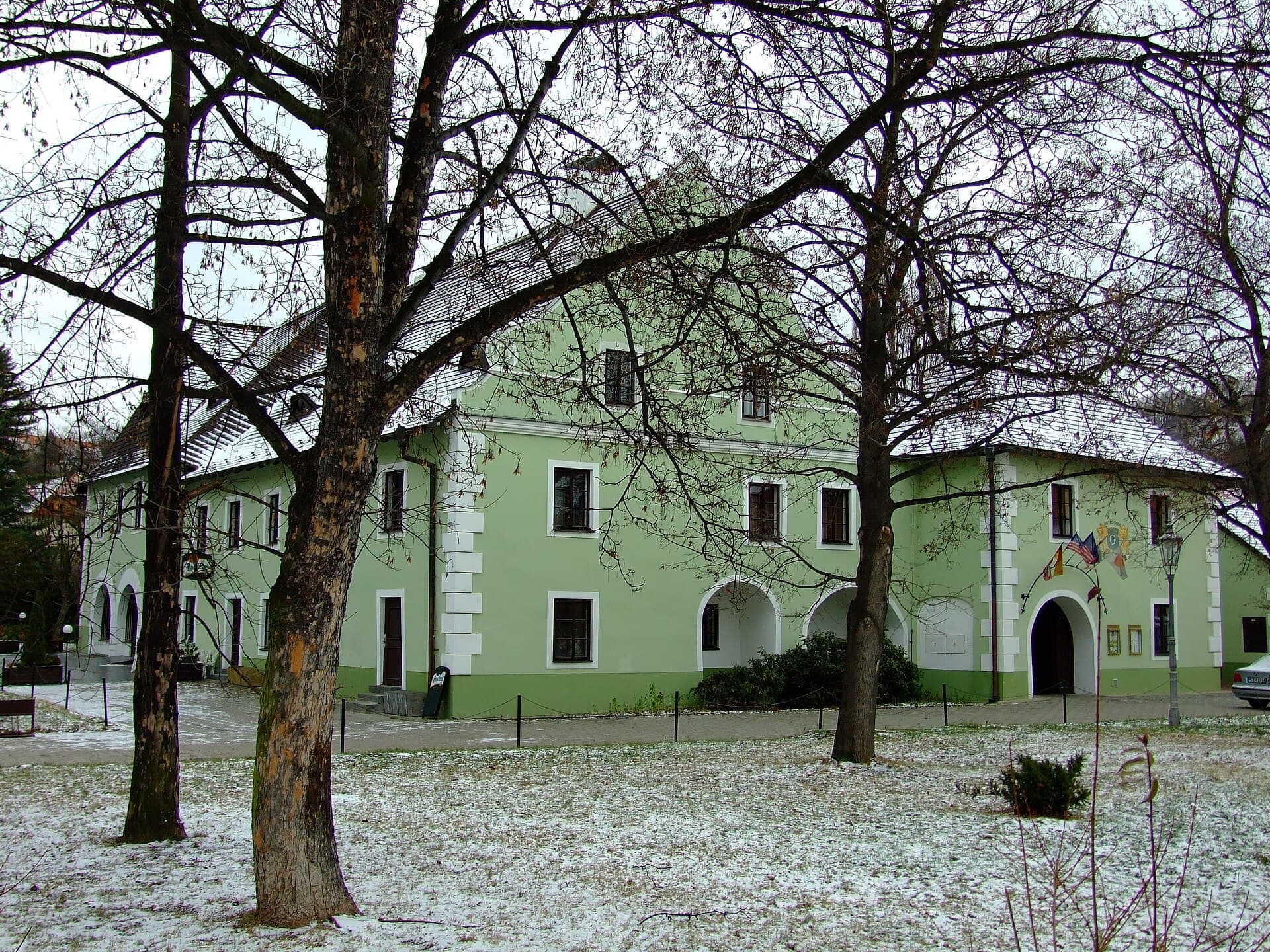 Hotel Gold (via Wikimedia Commons, CC BY-SA 3.0)