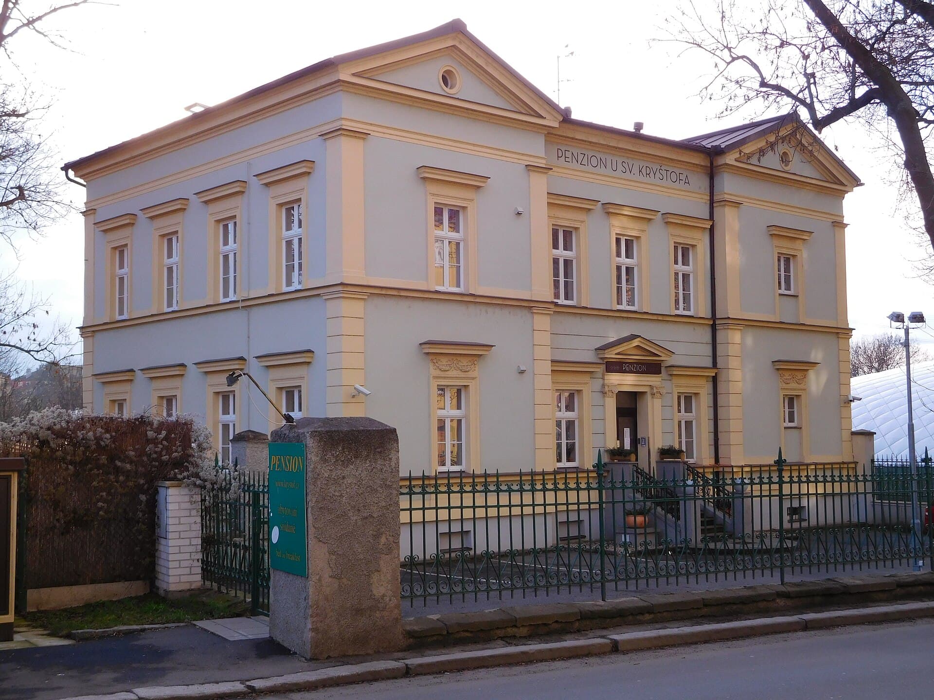 Penzion u sv. Kryštofa (via Wikimedia Commons, CC BY-SA 3.0)