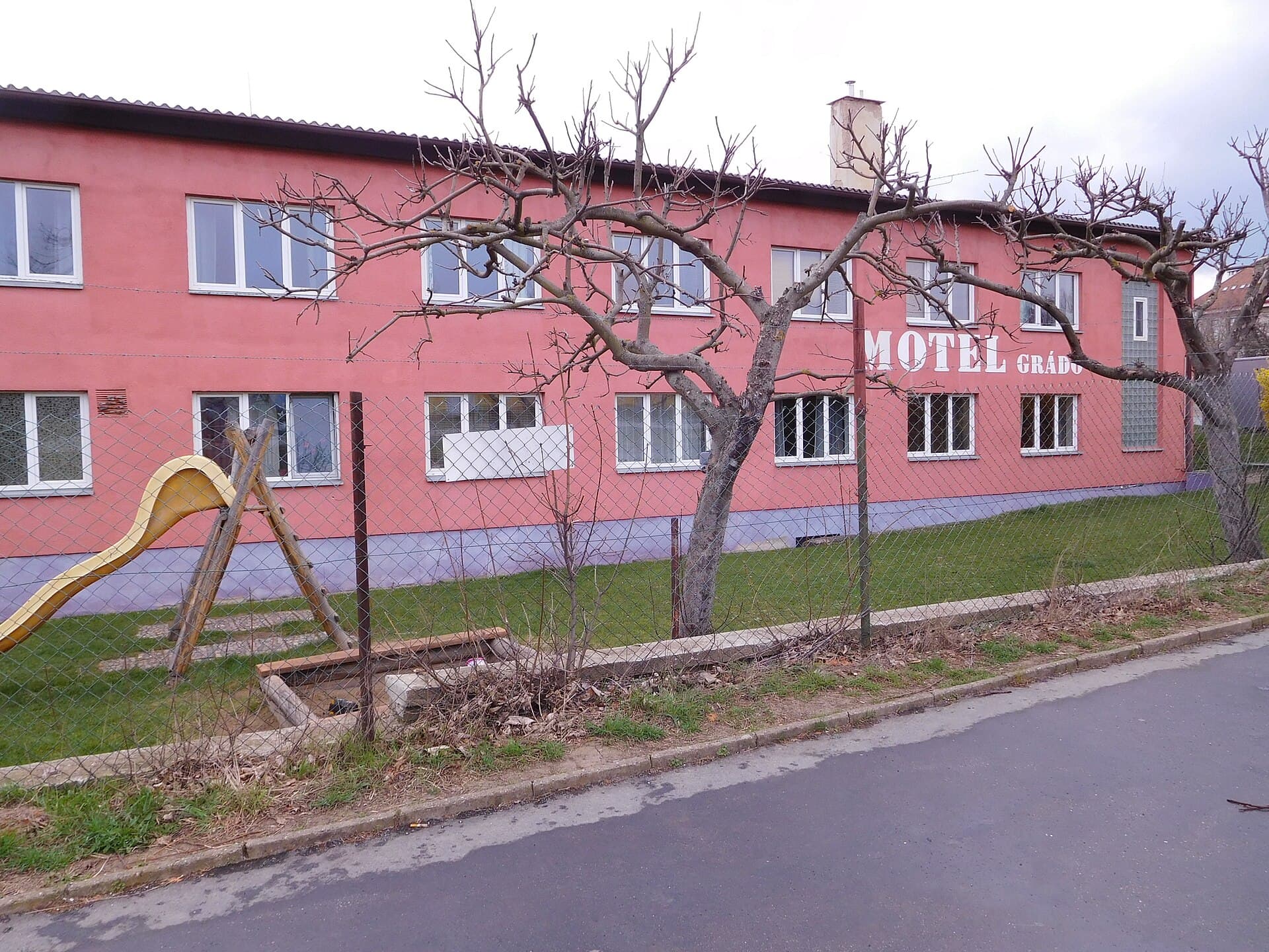 Motel grado (via Wikimedia Commons, CC BY-SA 4.0)